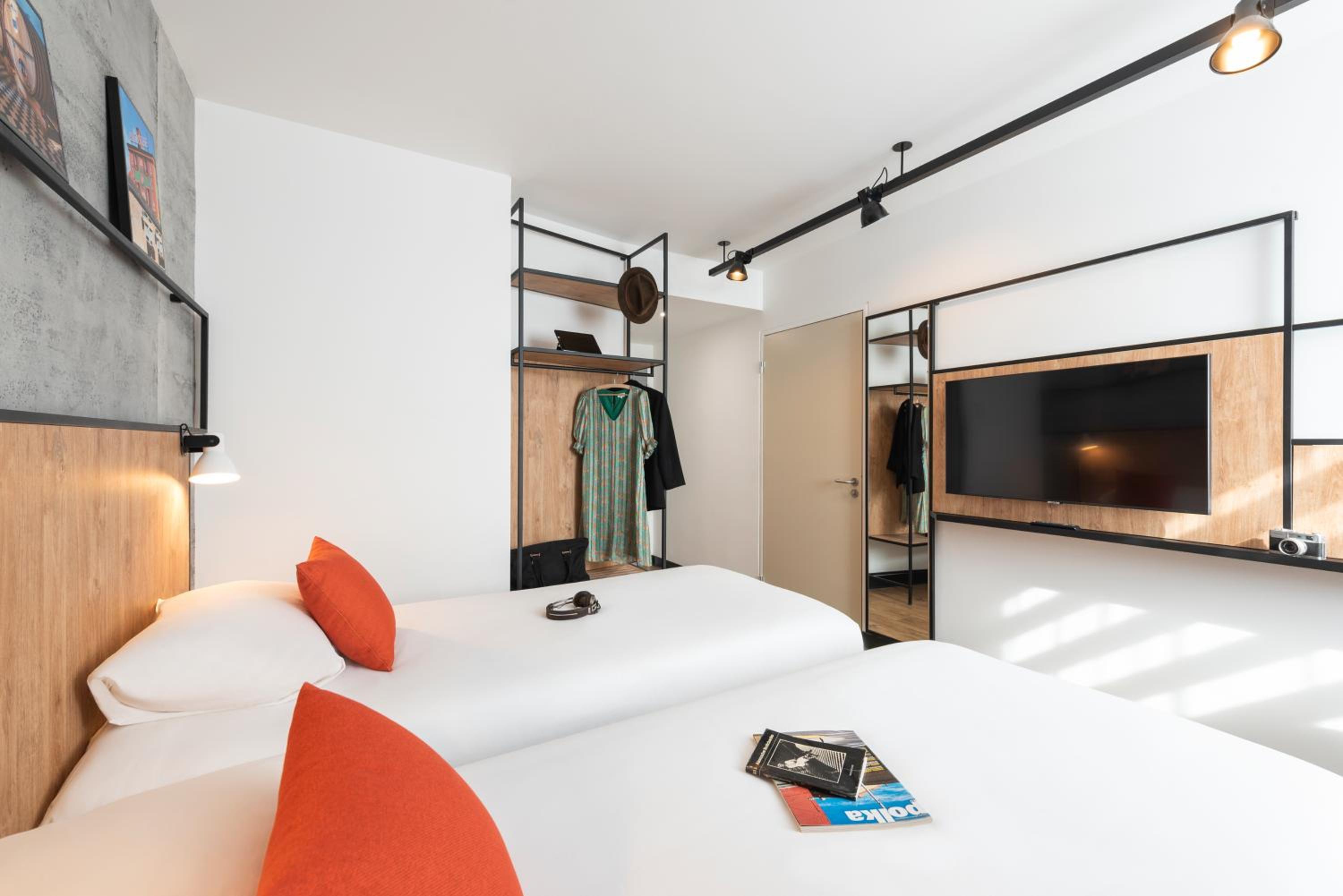 Standard Twin Room - Photo 8