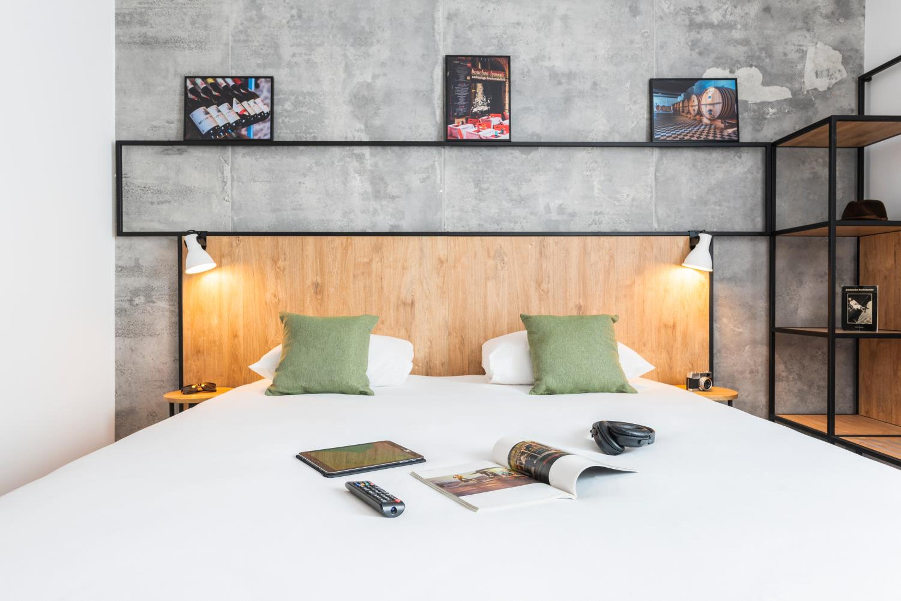 Standard Double Room - Photo 9