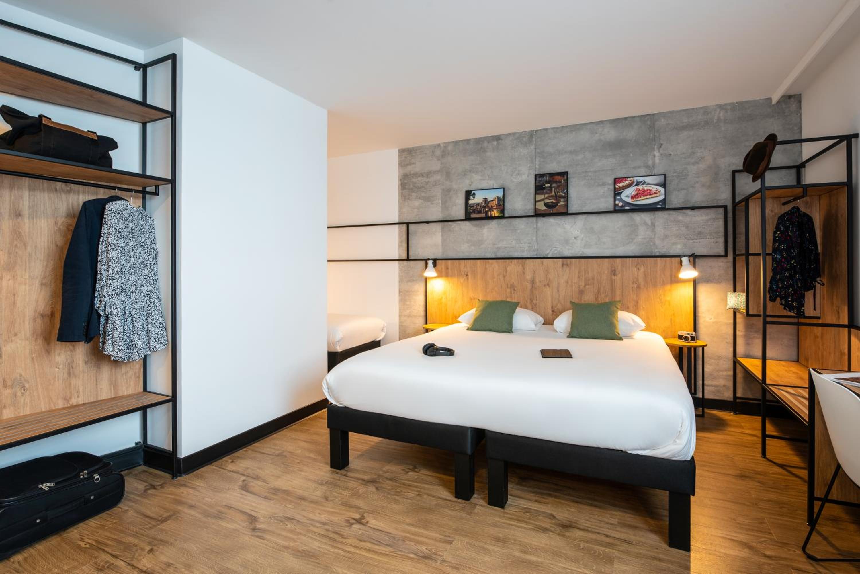 Standard Room with One Double Bed and One Sofa Bed for One Person - Photo 5