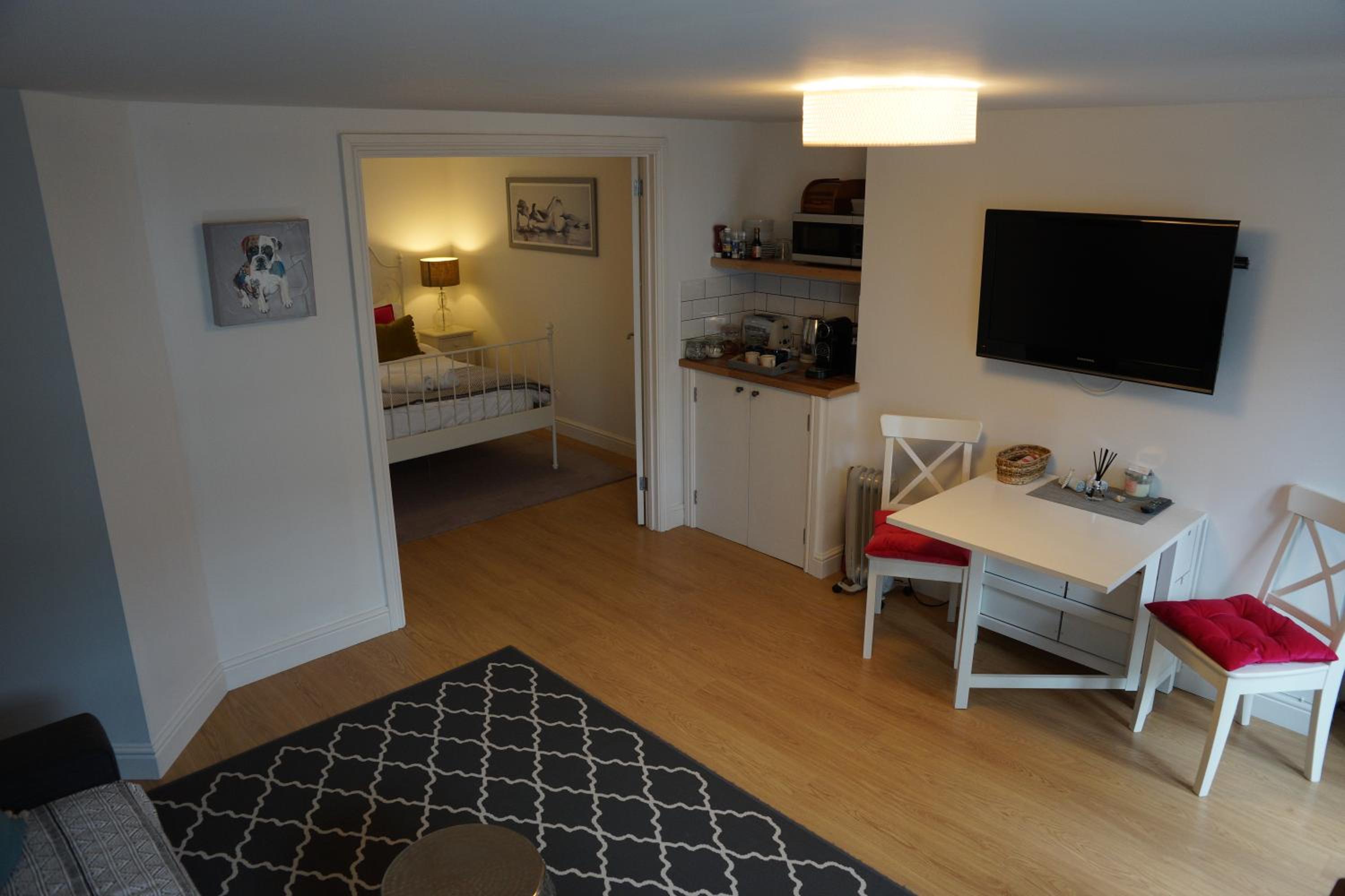 One-Bedroom Apartment photo 1