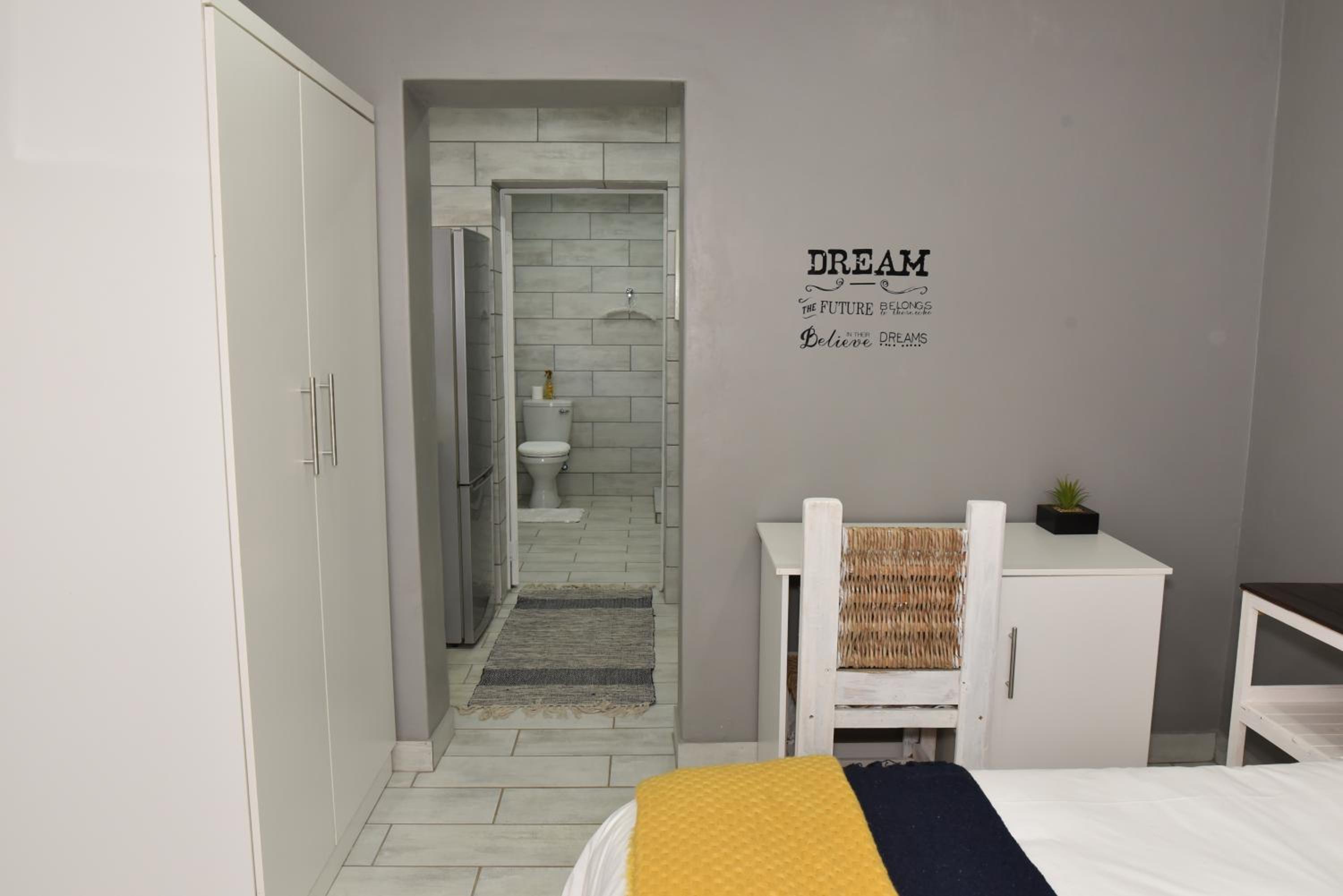 Budget Double Room - Photo 5