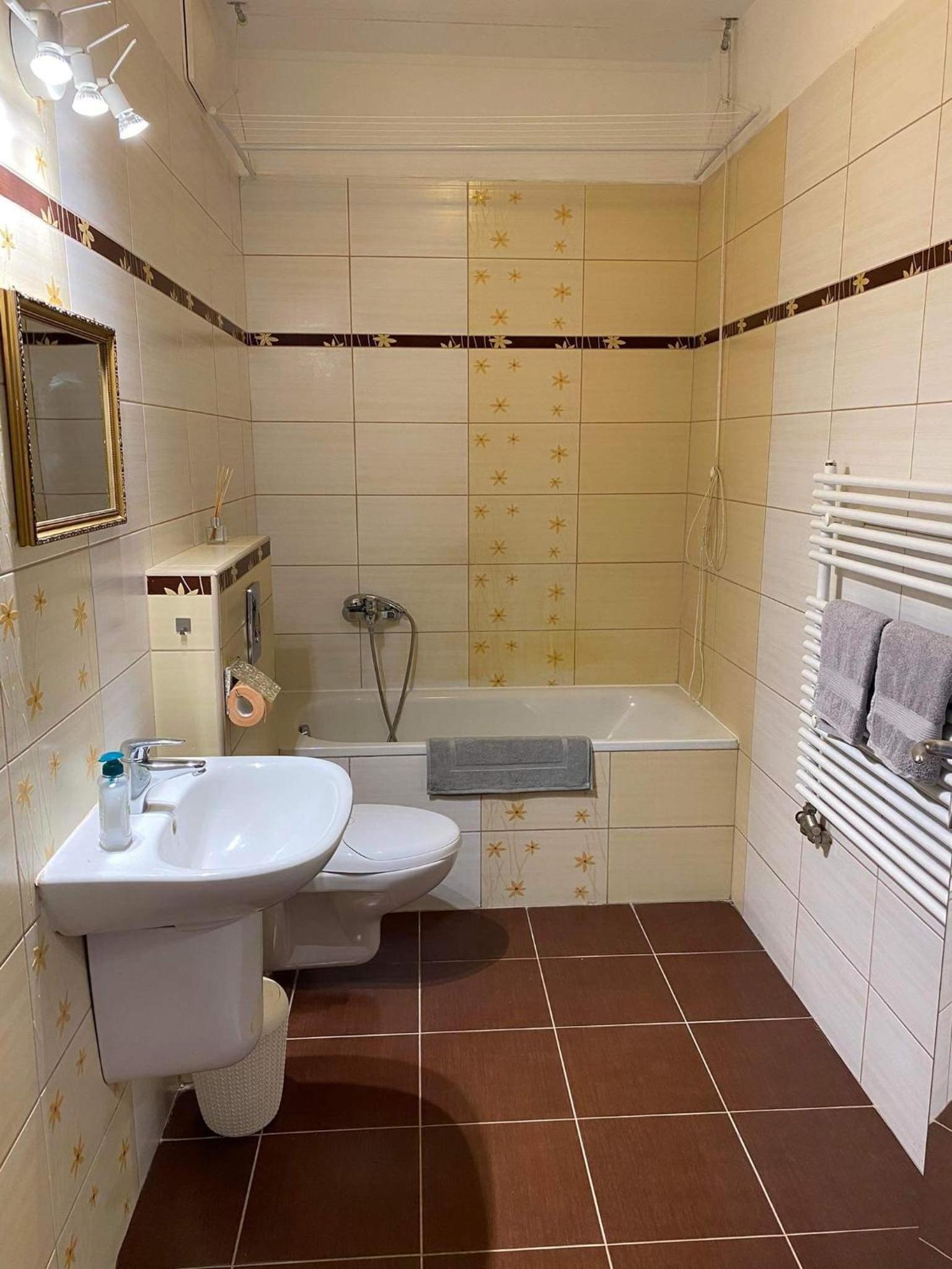 One-Bedroom Apartment - Photo 3
