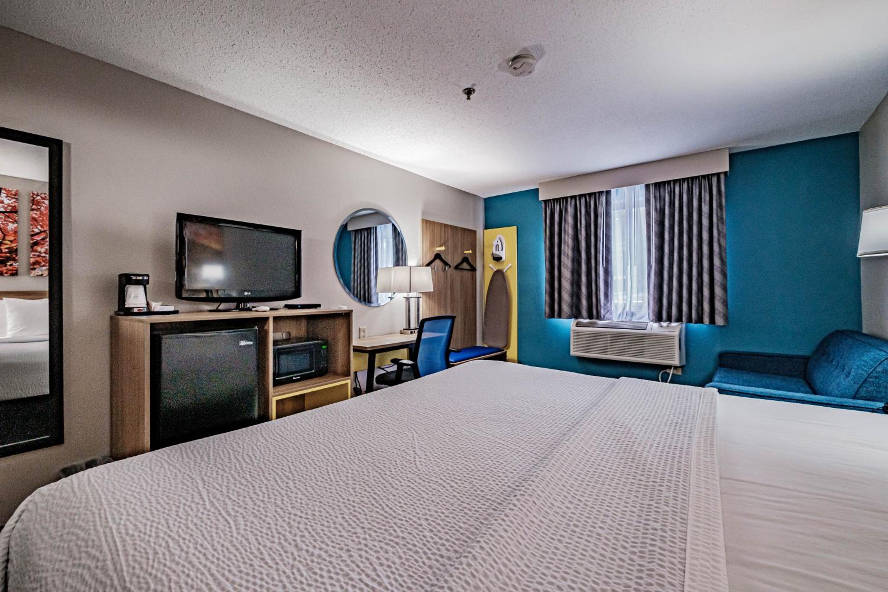 Standard Room with King Bed - Non-Smoking - Photo 2