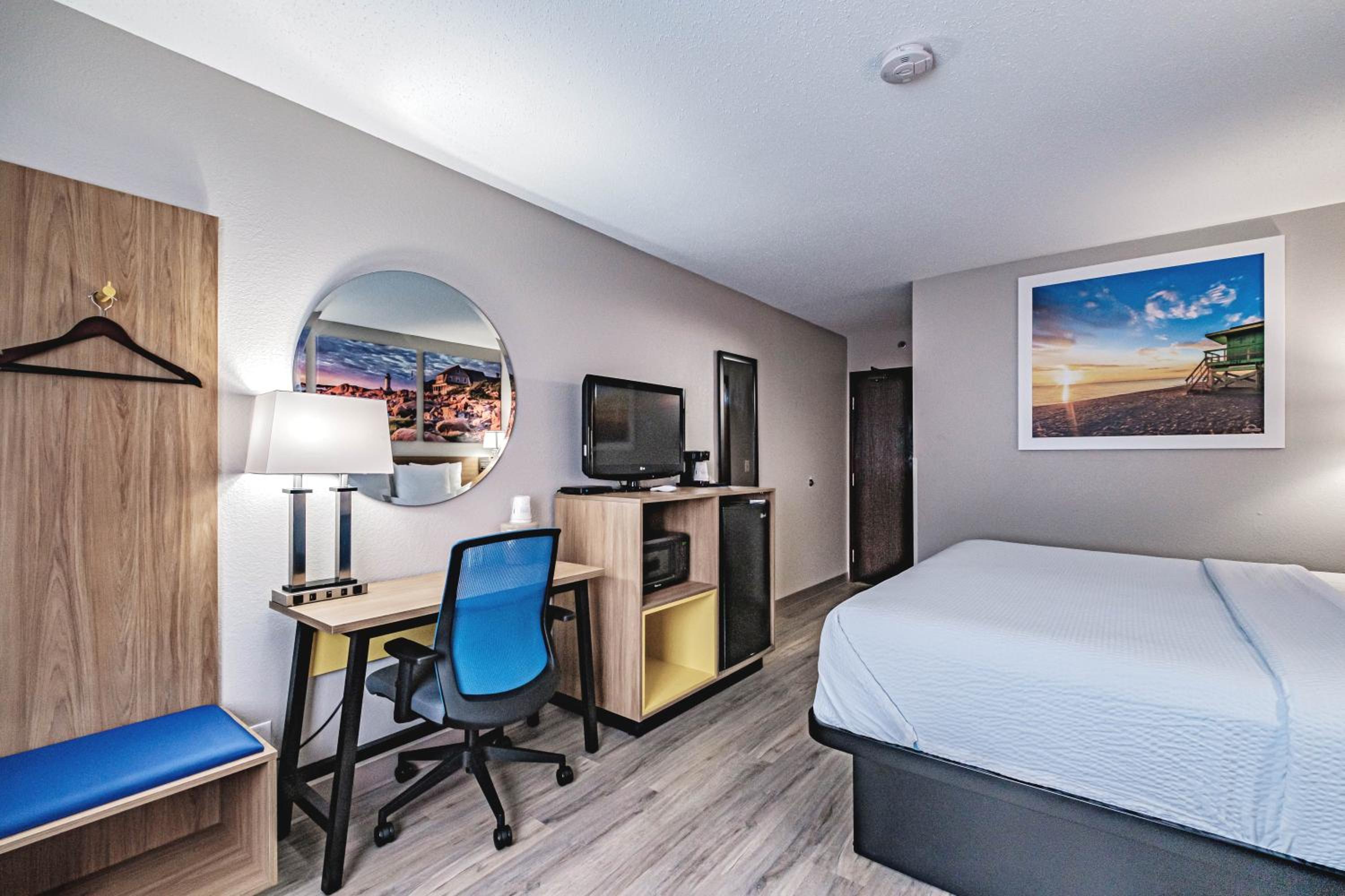 Standard Room with King Bed - Non-Smoking - Photo 4