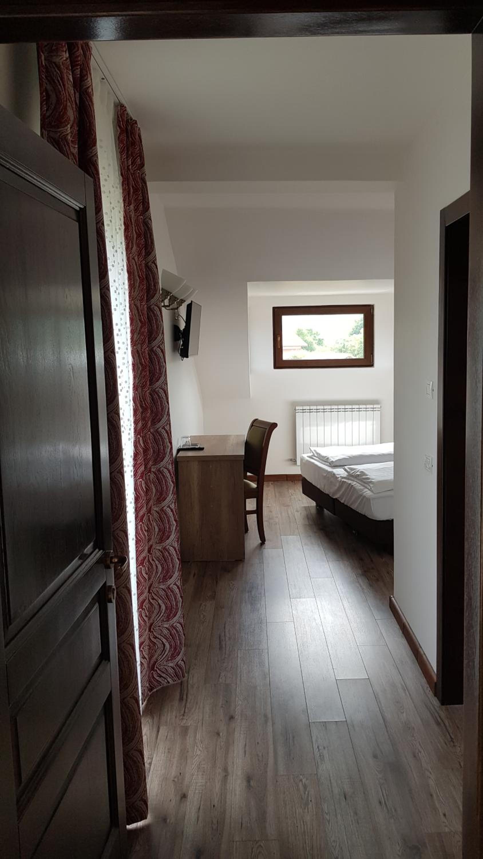 Double or Twin Room with Private Bathroom photo 3