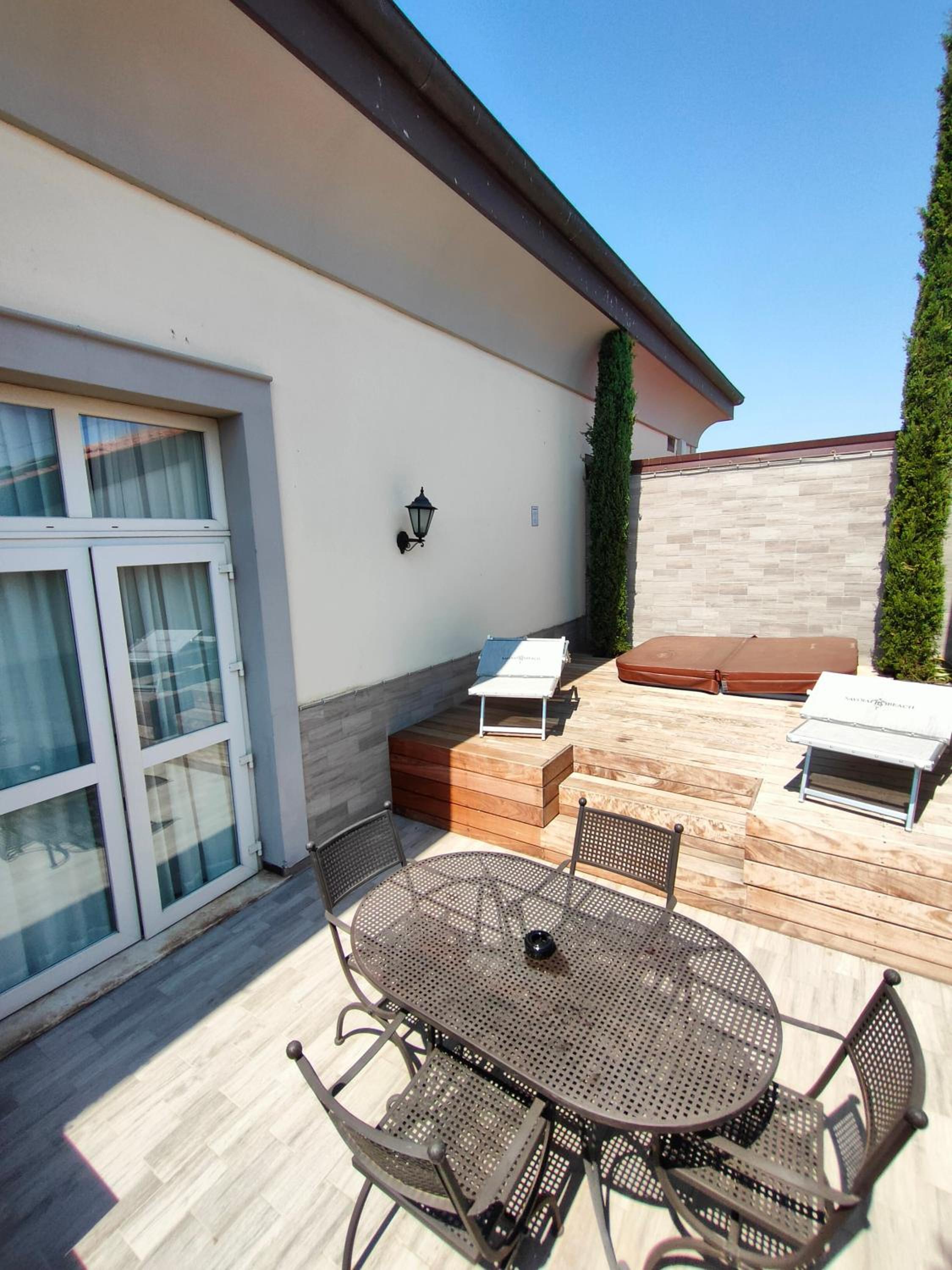 Suite with Balcony - Photo 9