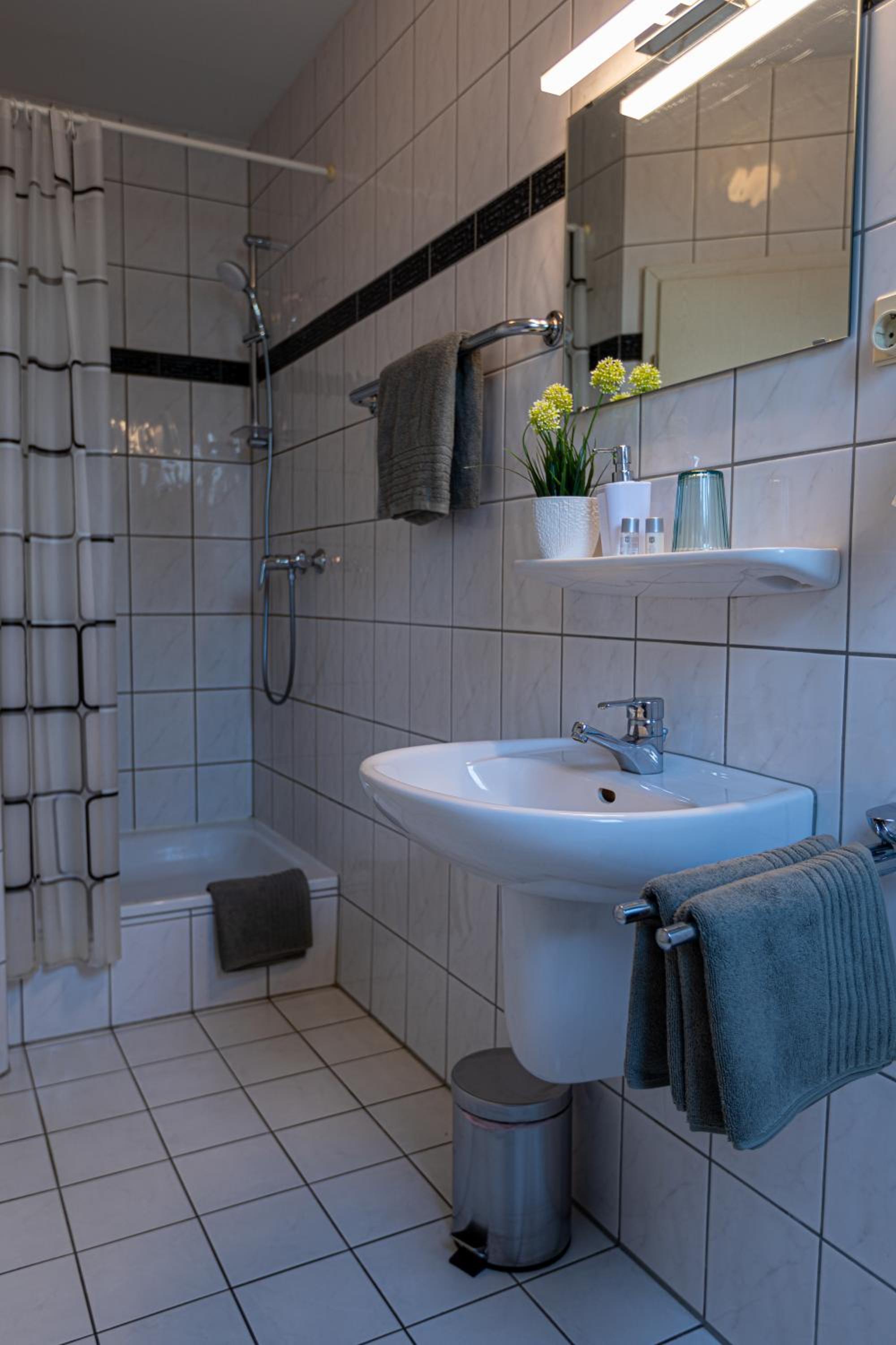 Twin Room with Private Bathroom photo 2