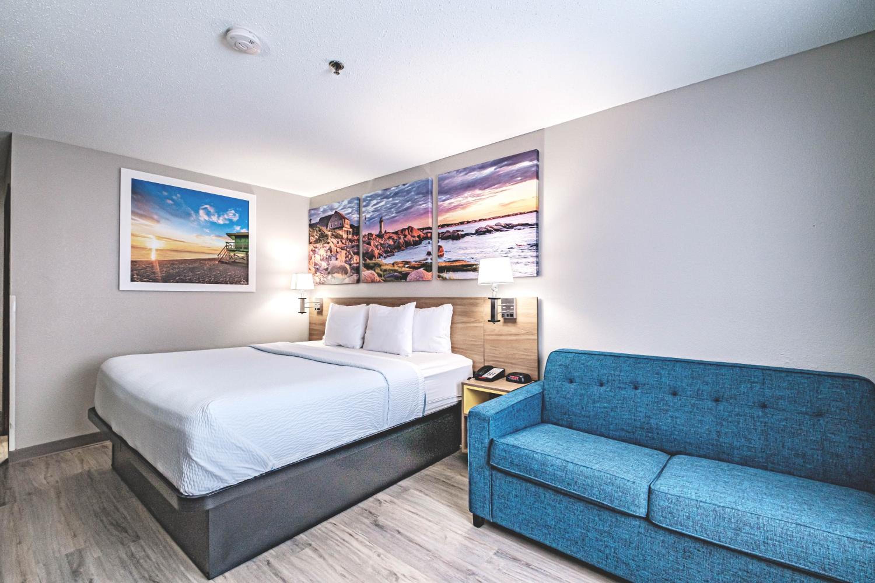 Standard Room with King Bed - Non-Smoking - Photo 1
