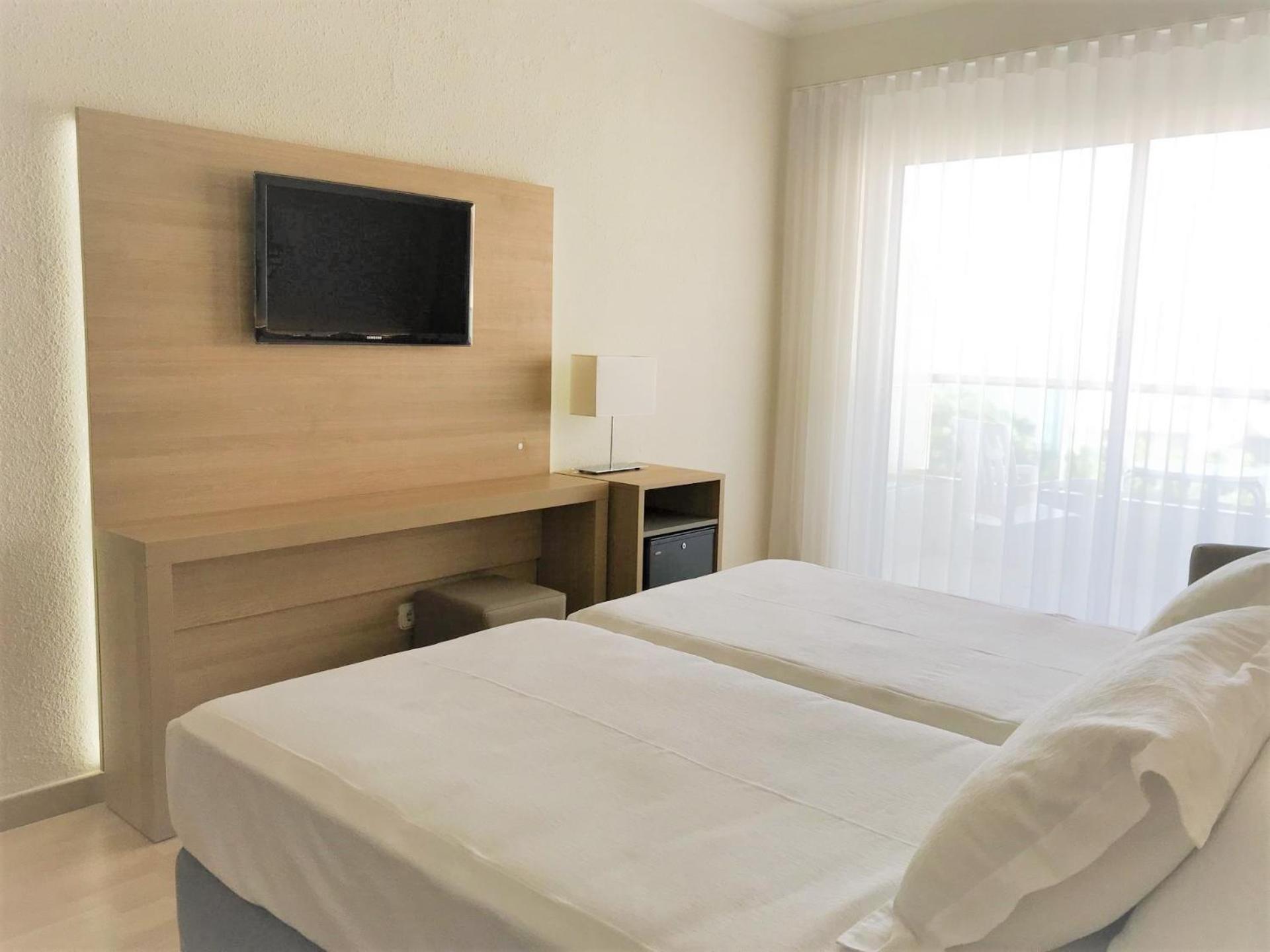 Twin Room with Pool View - Photo 3