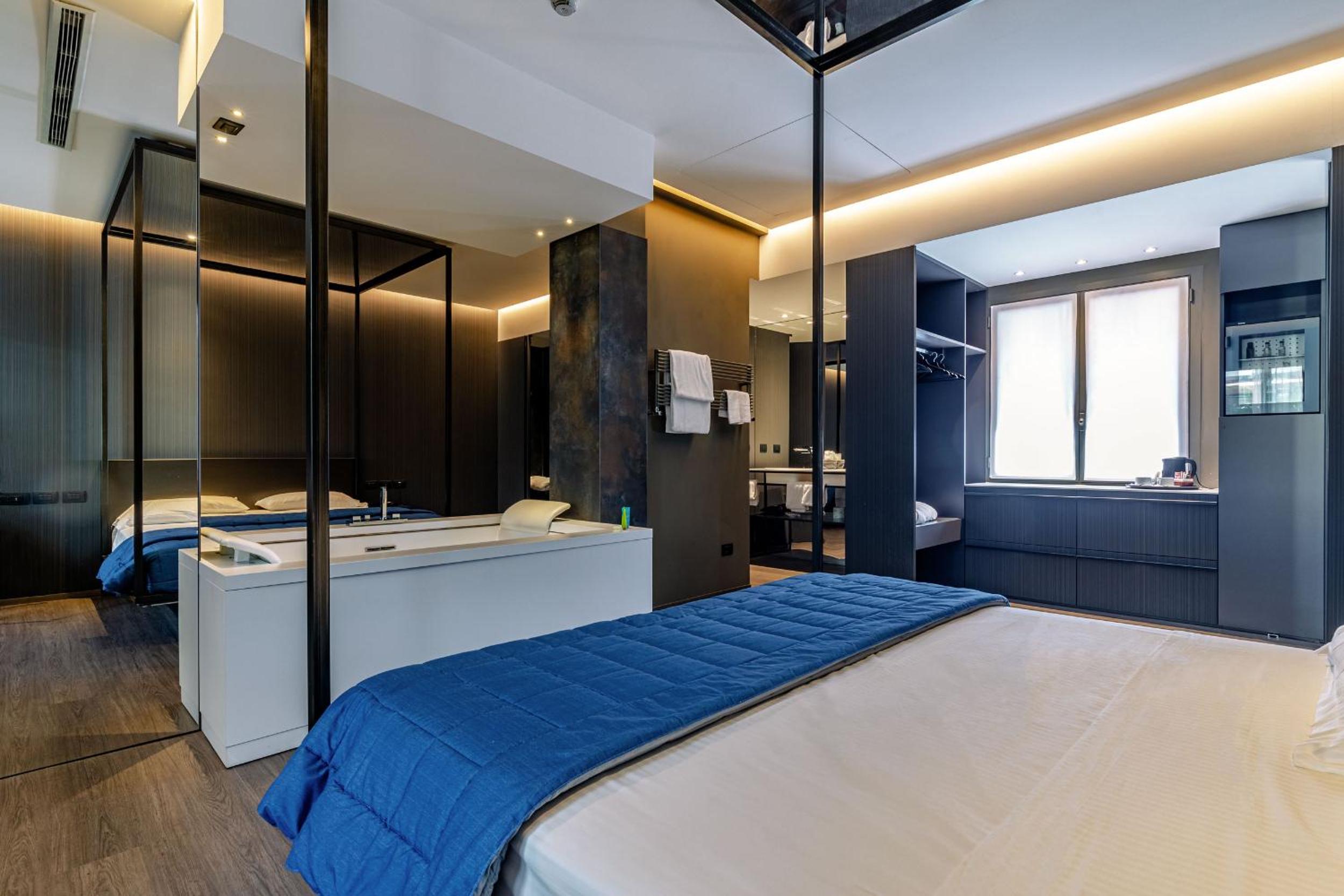 Deluxe Suite with Spa Bath photo 1