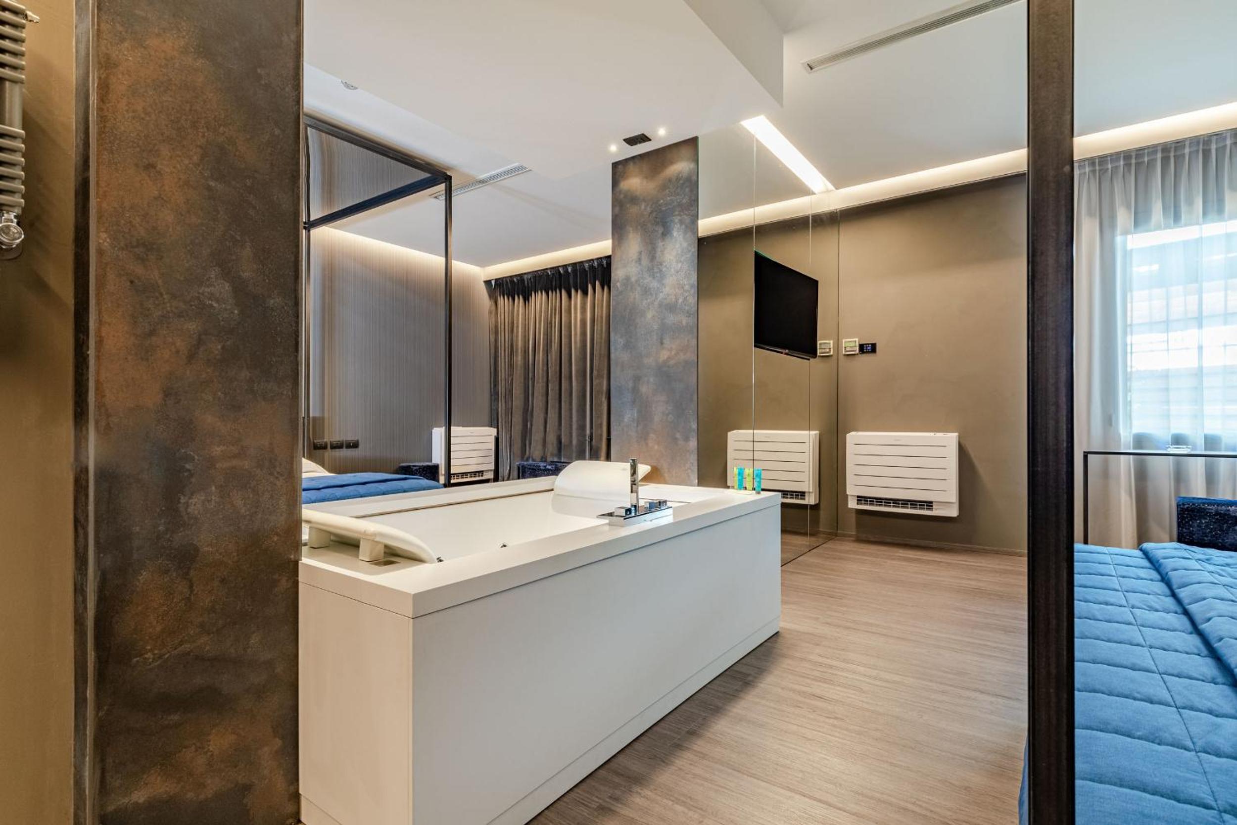 Deluxe Suite with Spa Bath photo 2