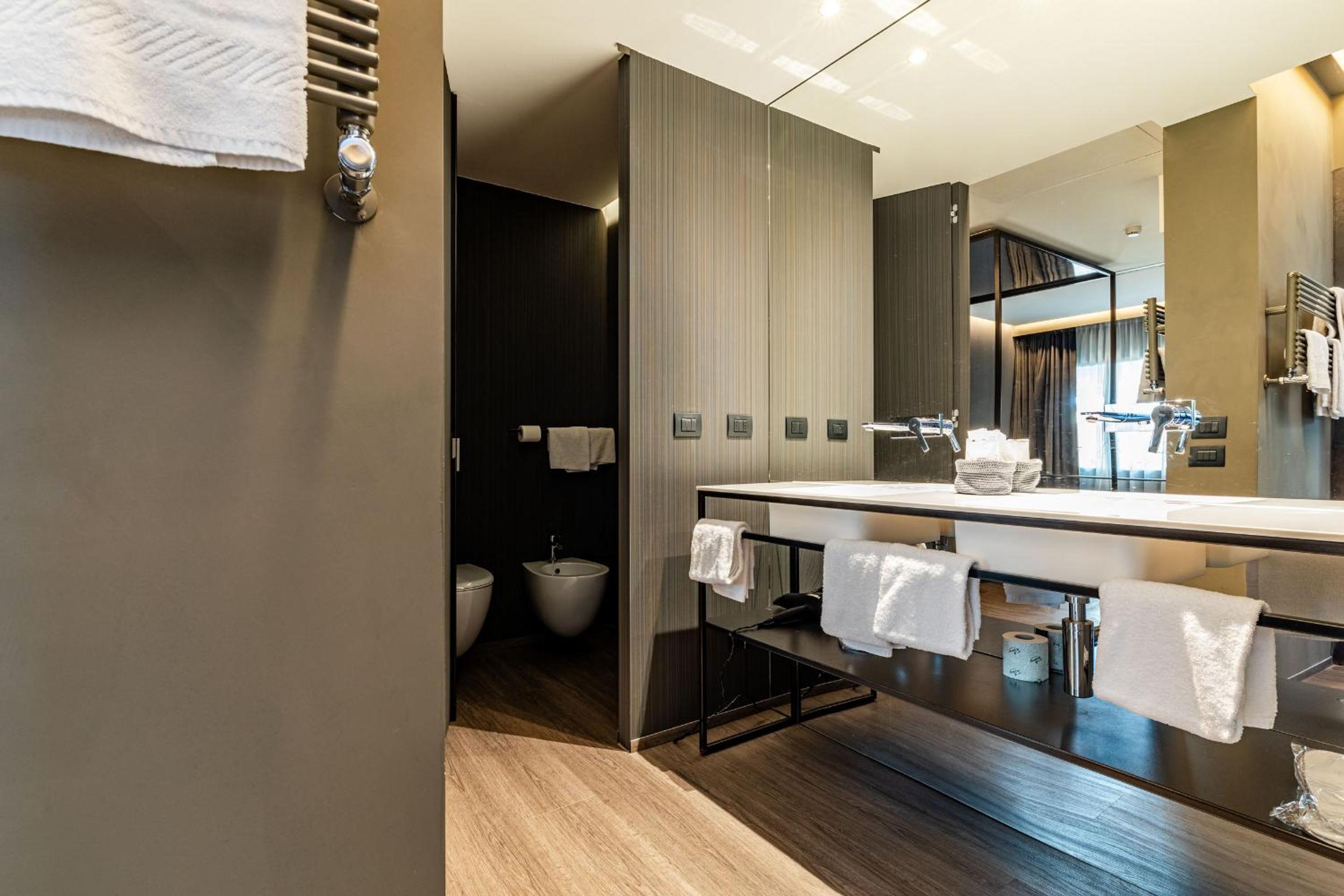 Deluxe Suite with Spa Bath photo 2