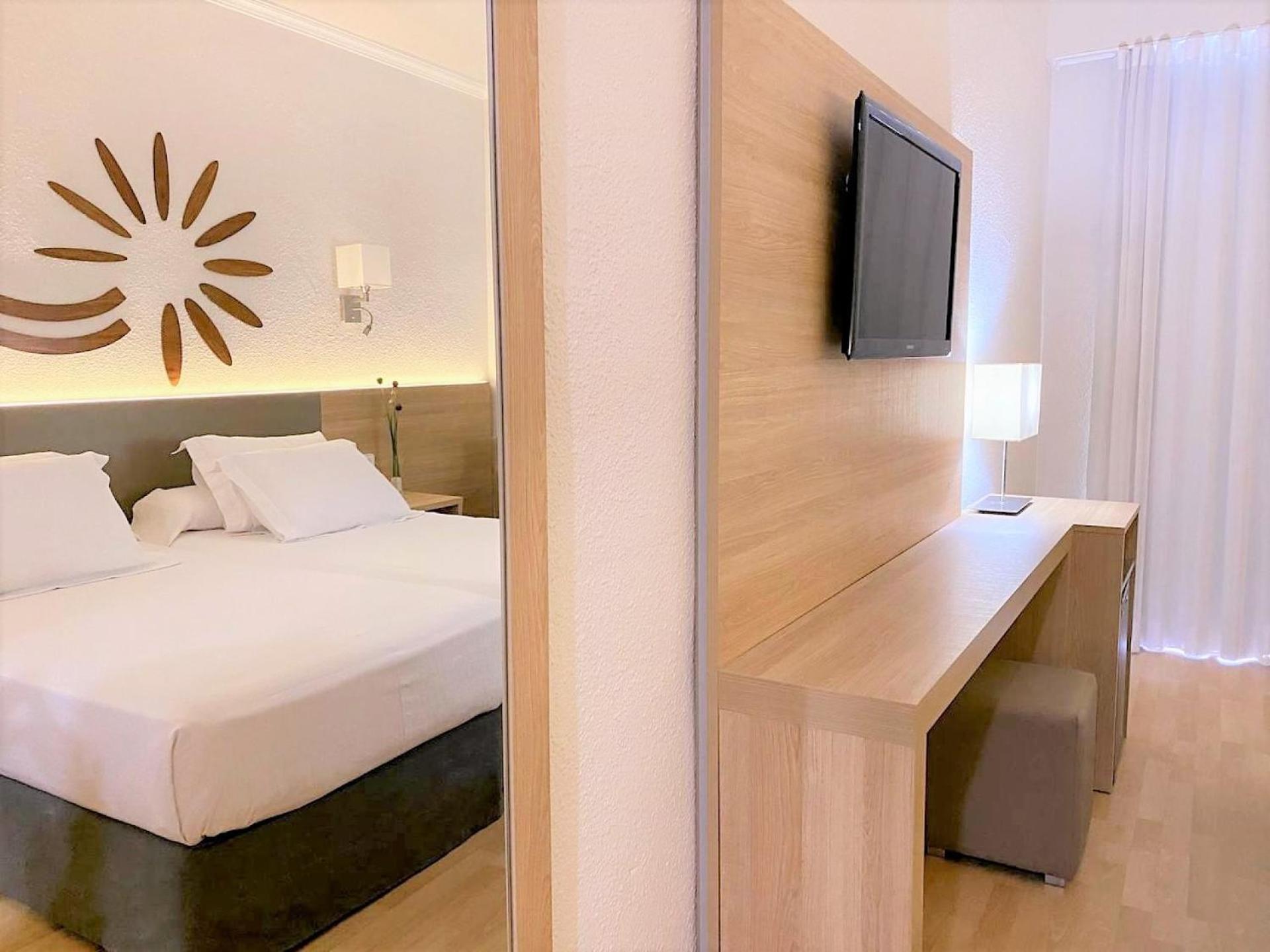 Twin Room with Pool View - Photo 2