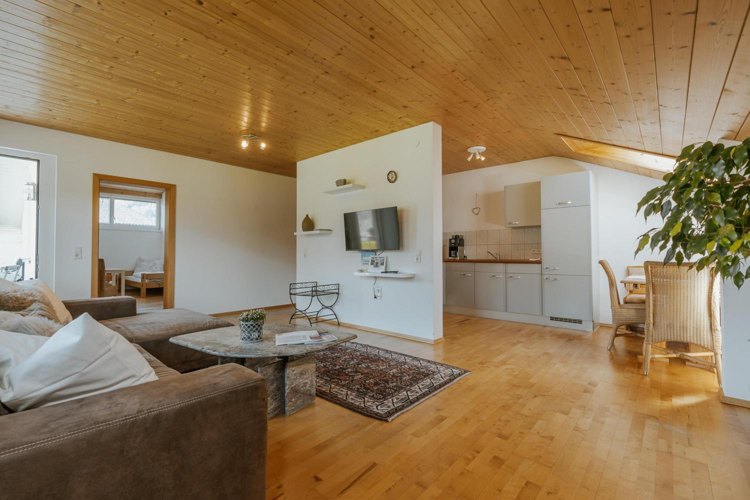Three-Bedroom Apartment with Shower photo 1