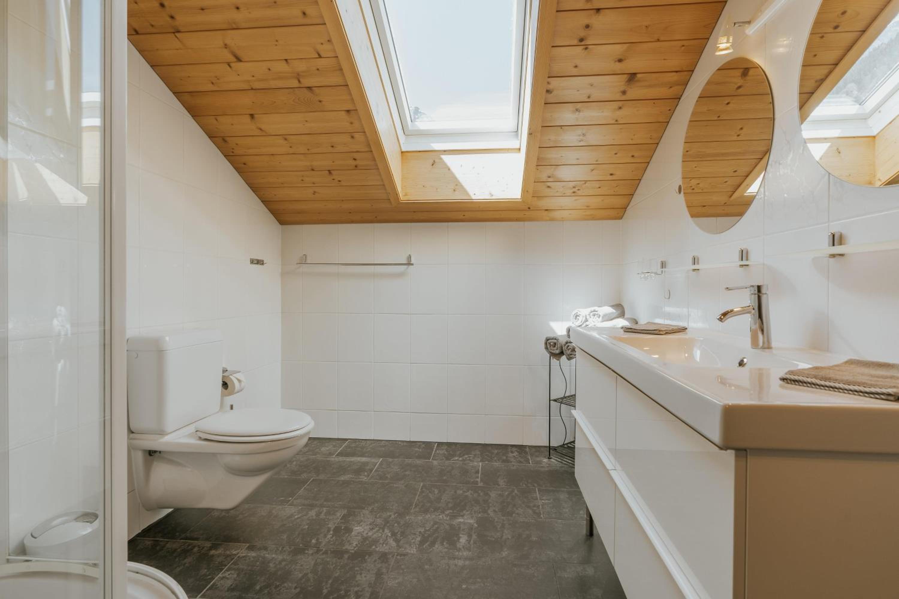 Three-Bedroom Apartment with Shower photo 2