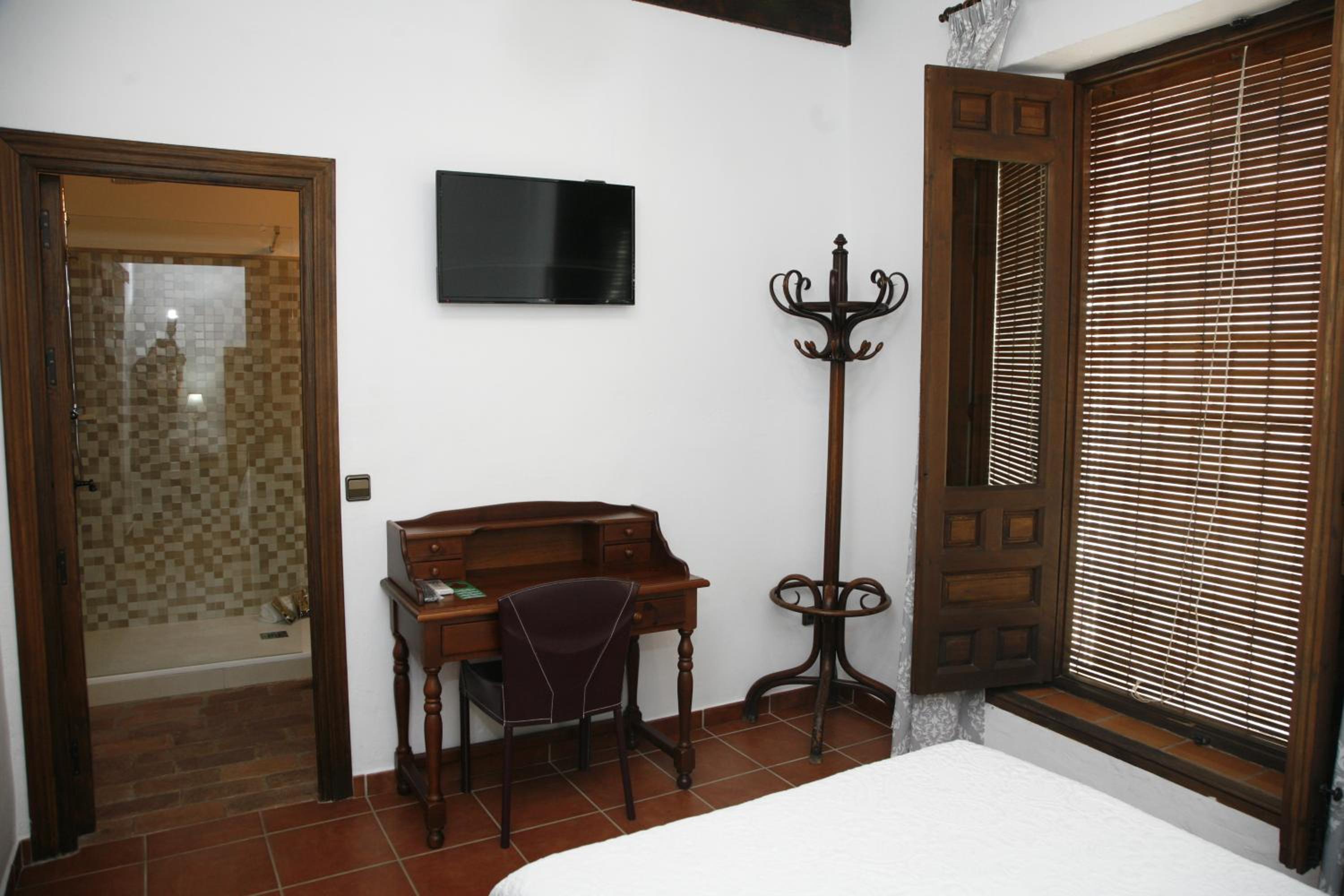 Standard Double Room - Photo 2