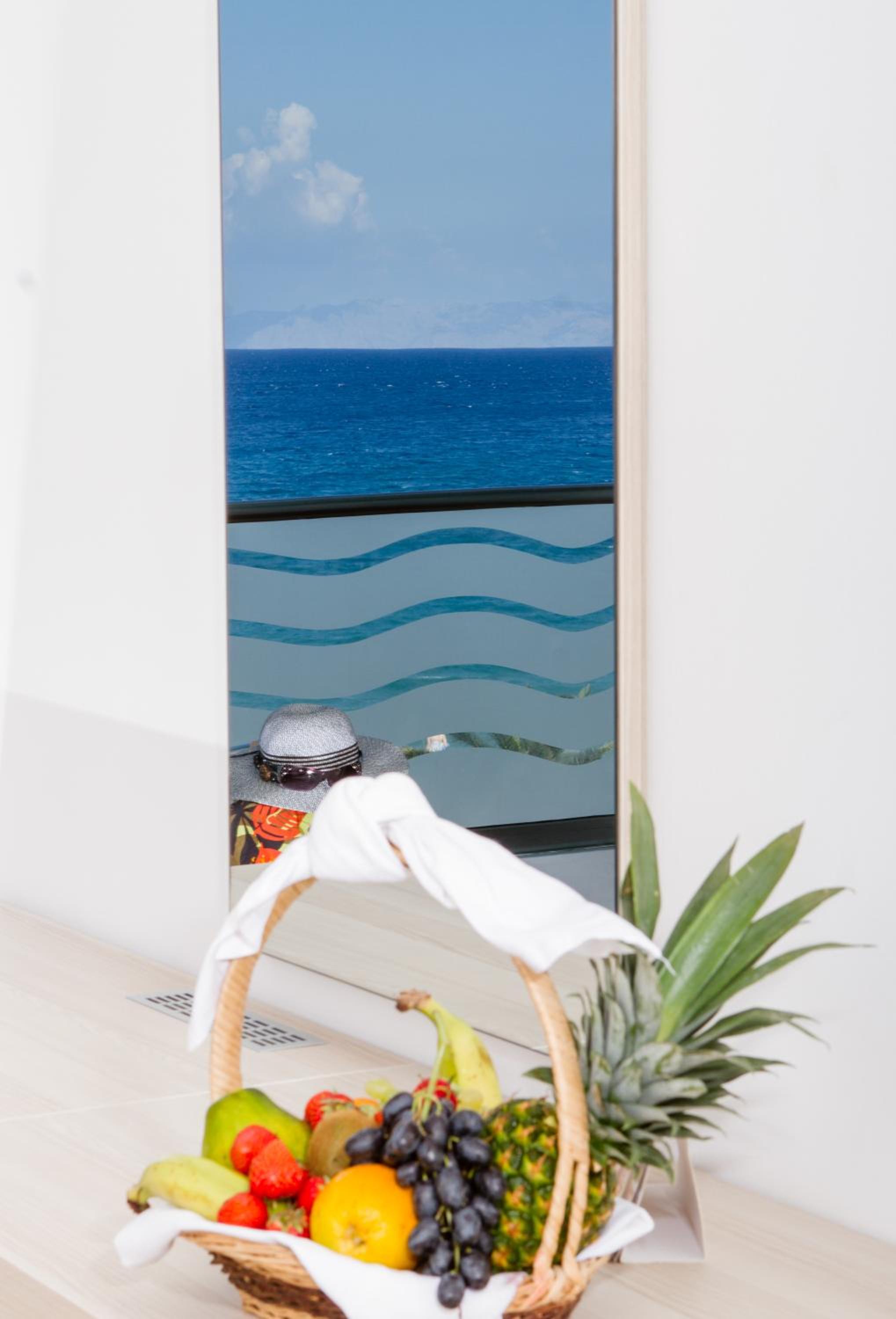 Twin Room with Sea View - Photo 6