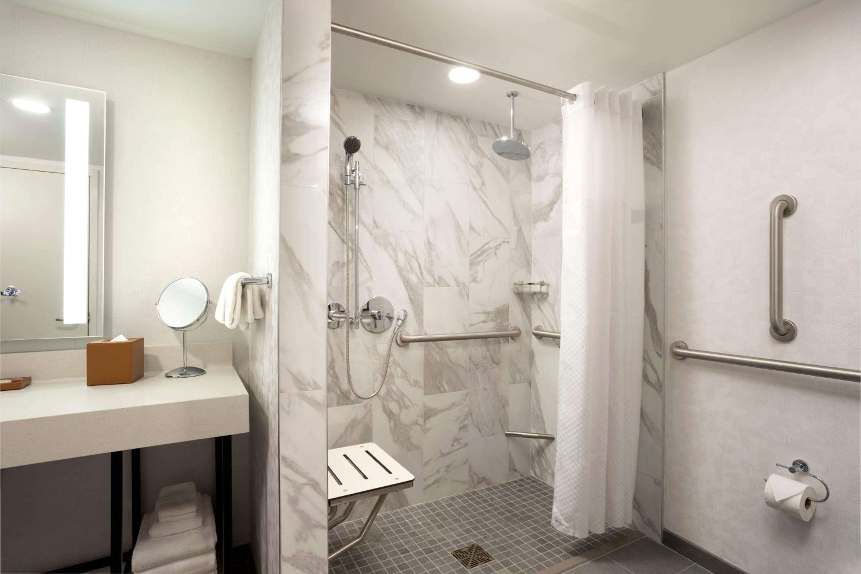King Room with Accessible Shower - Disability Access - Photo 2