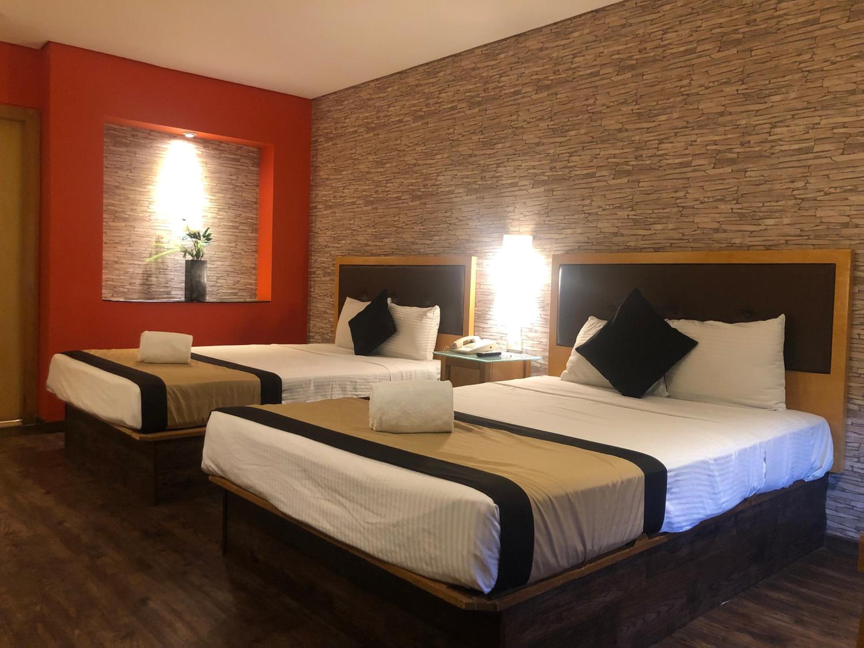 Double Room with Pool View - Photo 11