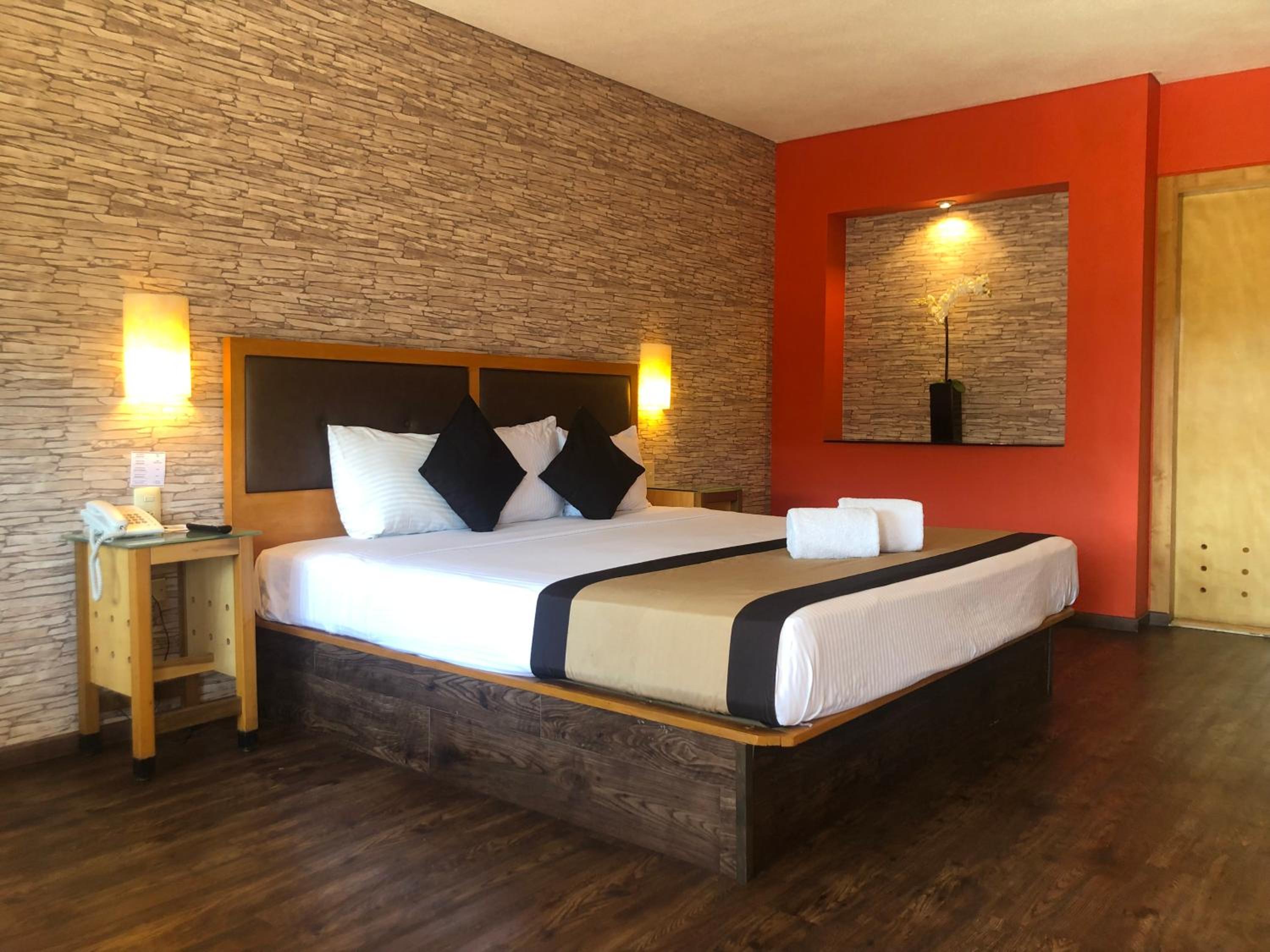 King Room with Pool View - Photo 7