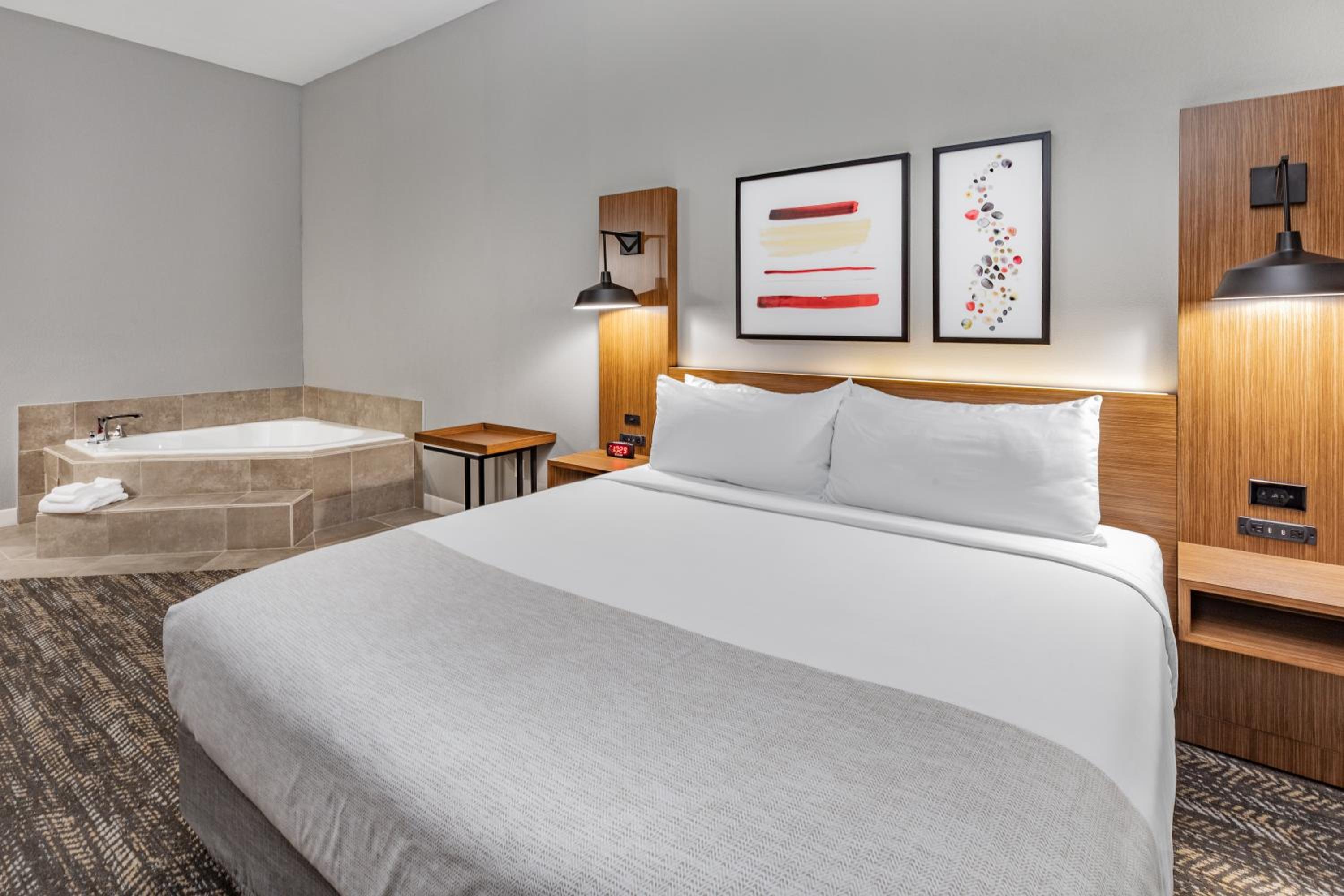 King Room with Jetted Tub - Non-Smoking - Photo 1