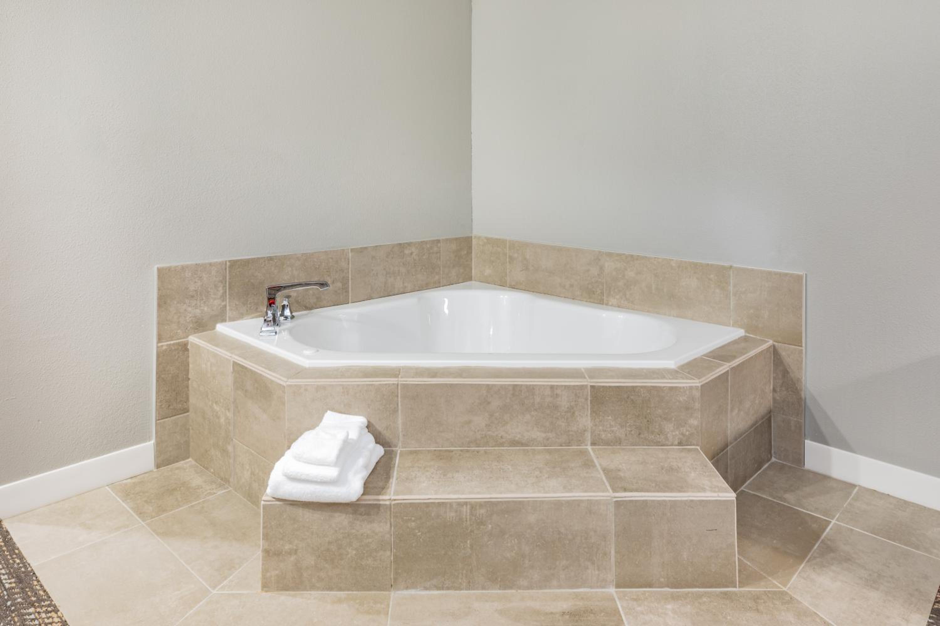 King Room with Jetted Tub - Non-Smoking - Photo 3