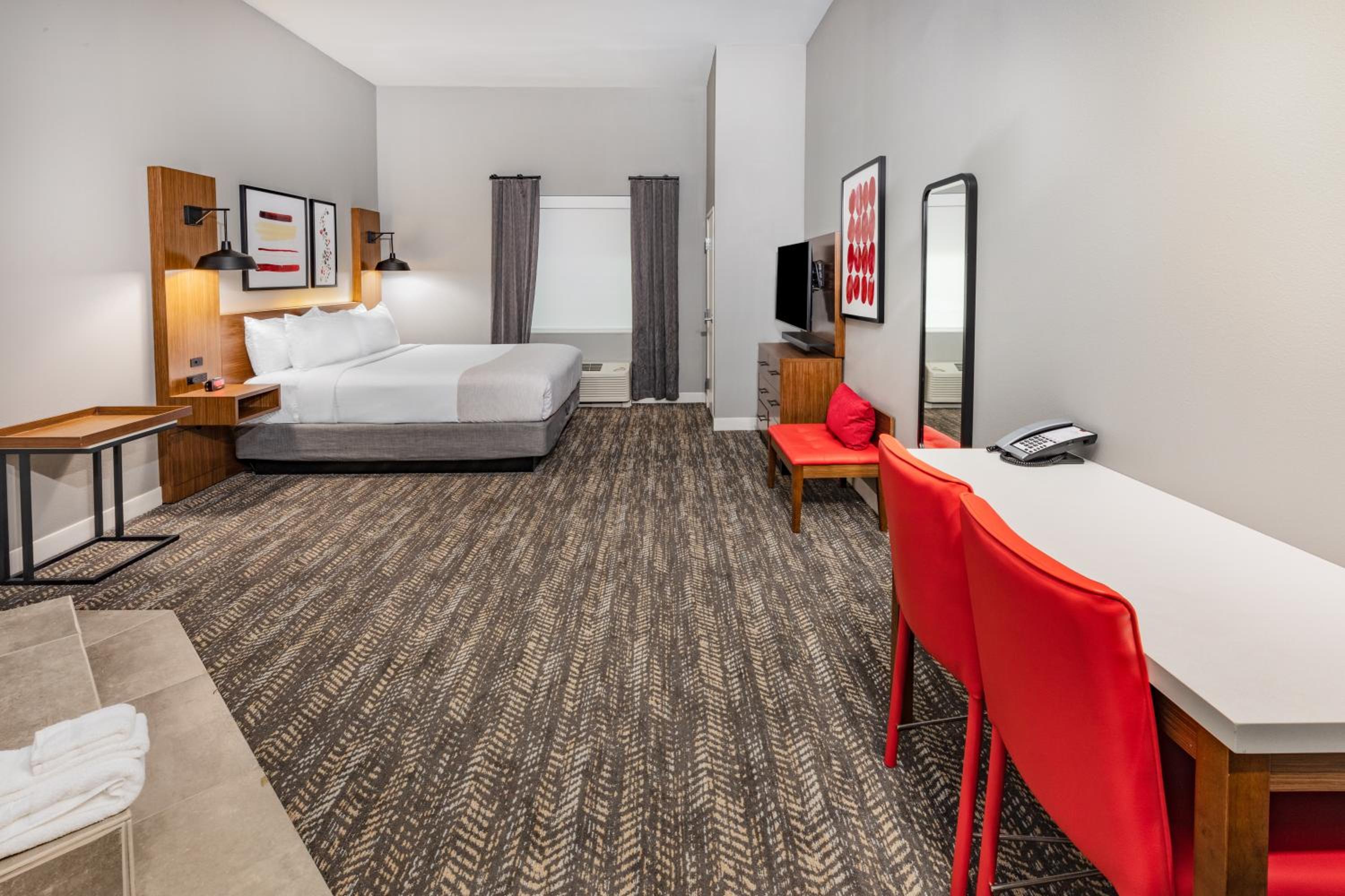 King Room with Jetted Tub - Non-Smoking - Photo 2