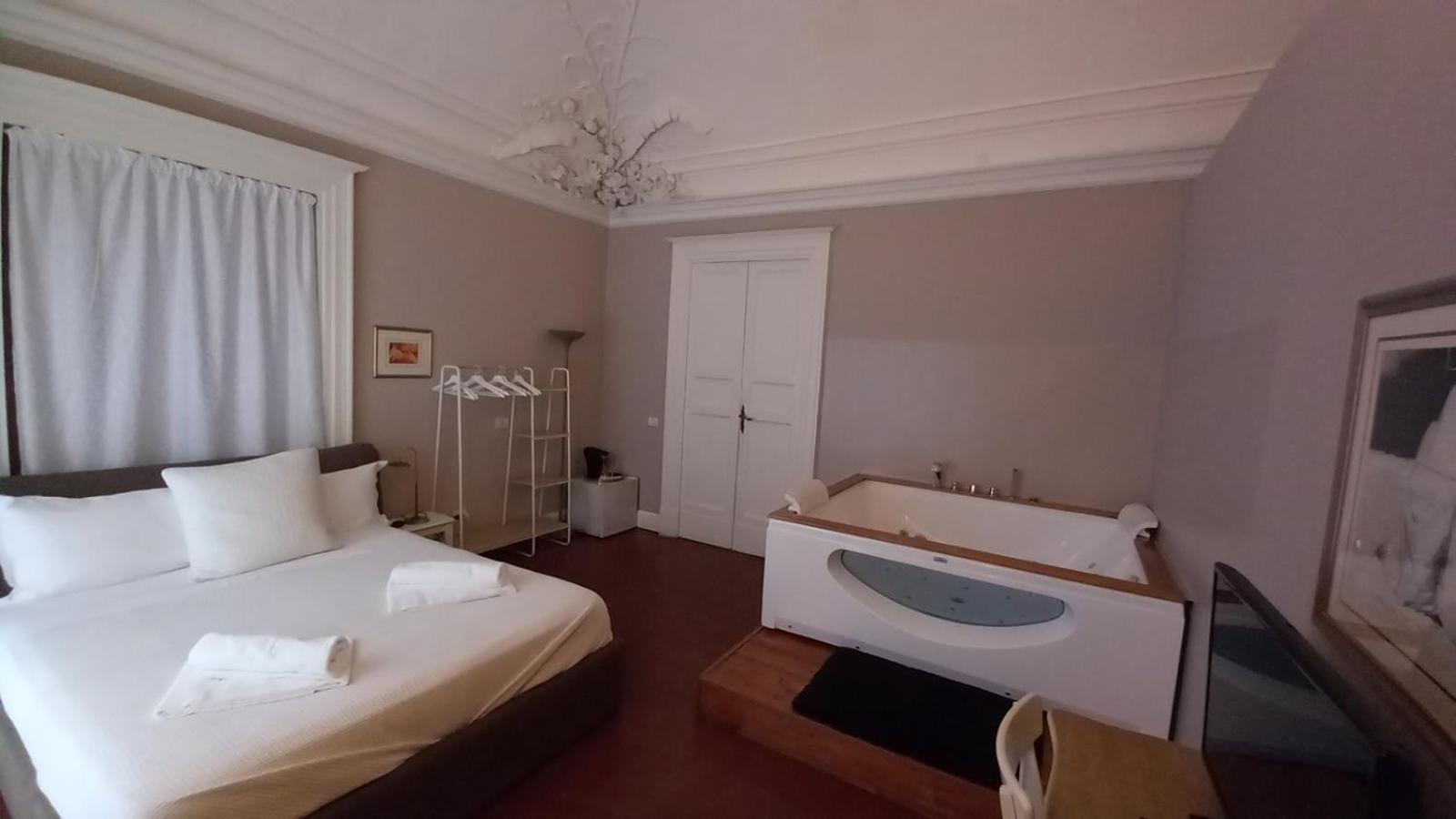 Suite with Spa Bath photo 1