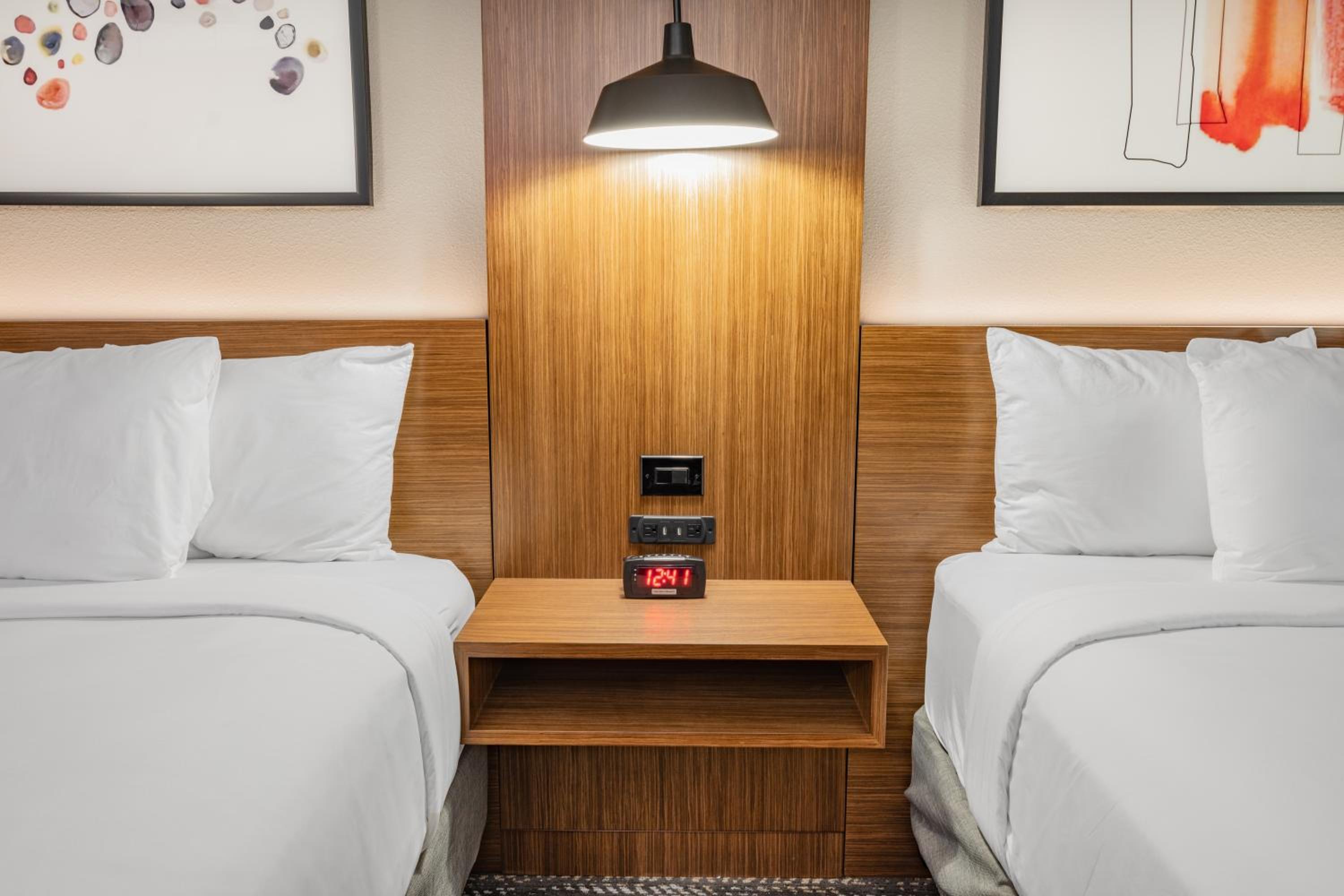 One-Bedroom suite with 2 Queen Bed,  Mobility Access, Roll-In Shower, Non-Smoking - Photo 1
