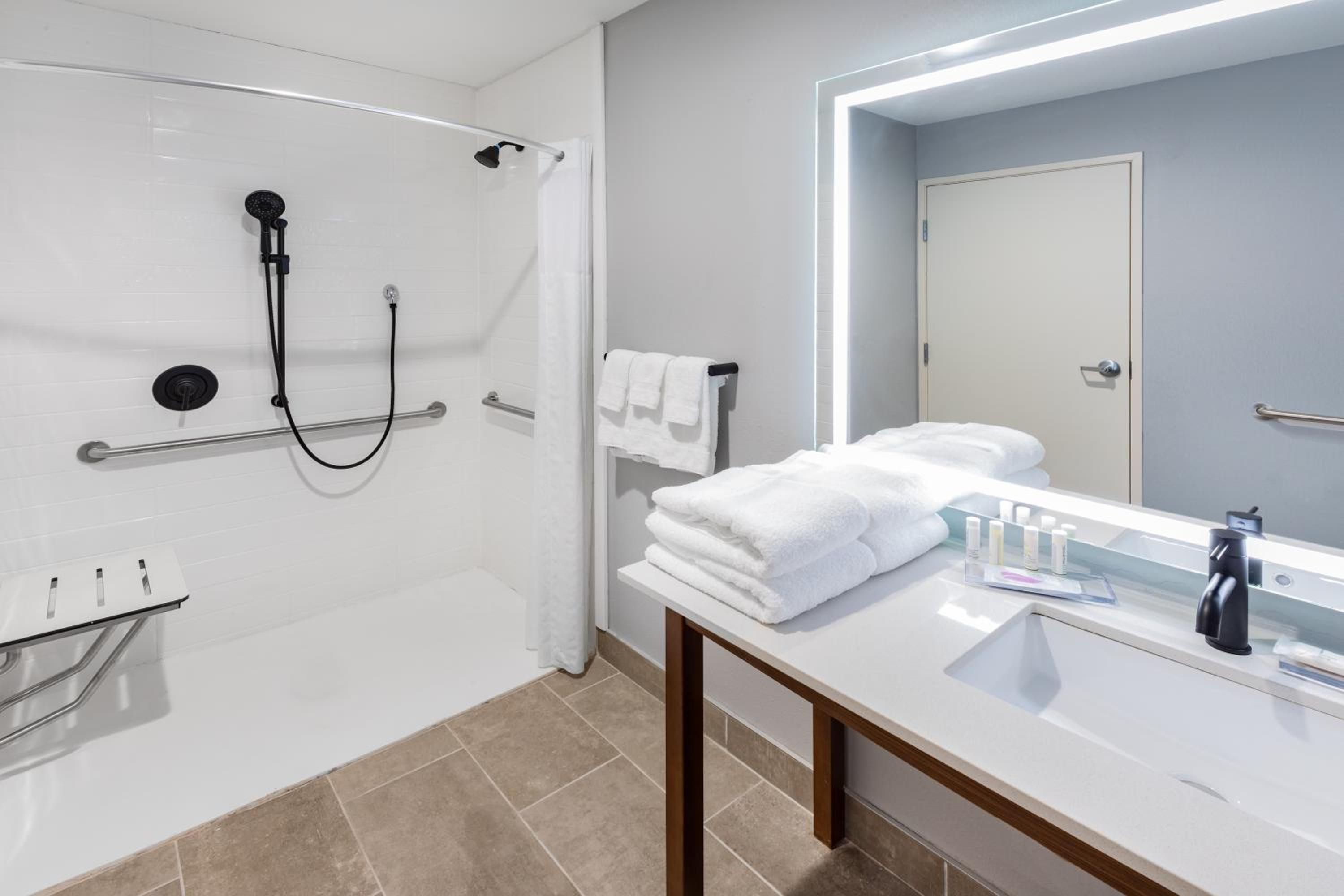 One-Bedroom suite with 2 Queen Bed,  Mobility Access, Roll-In Shower, Non-Smoking - Photo 3