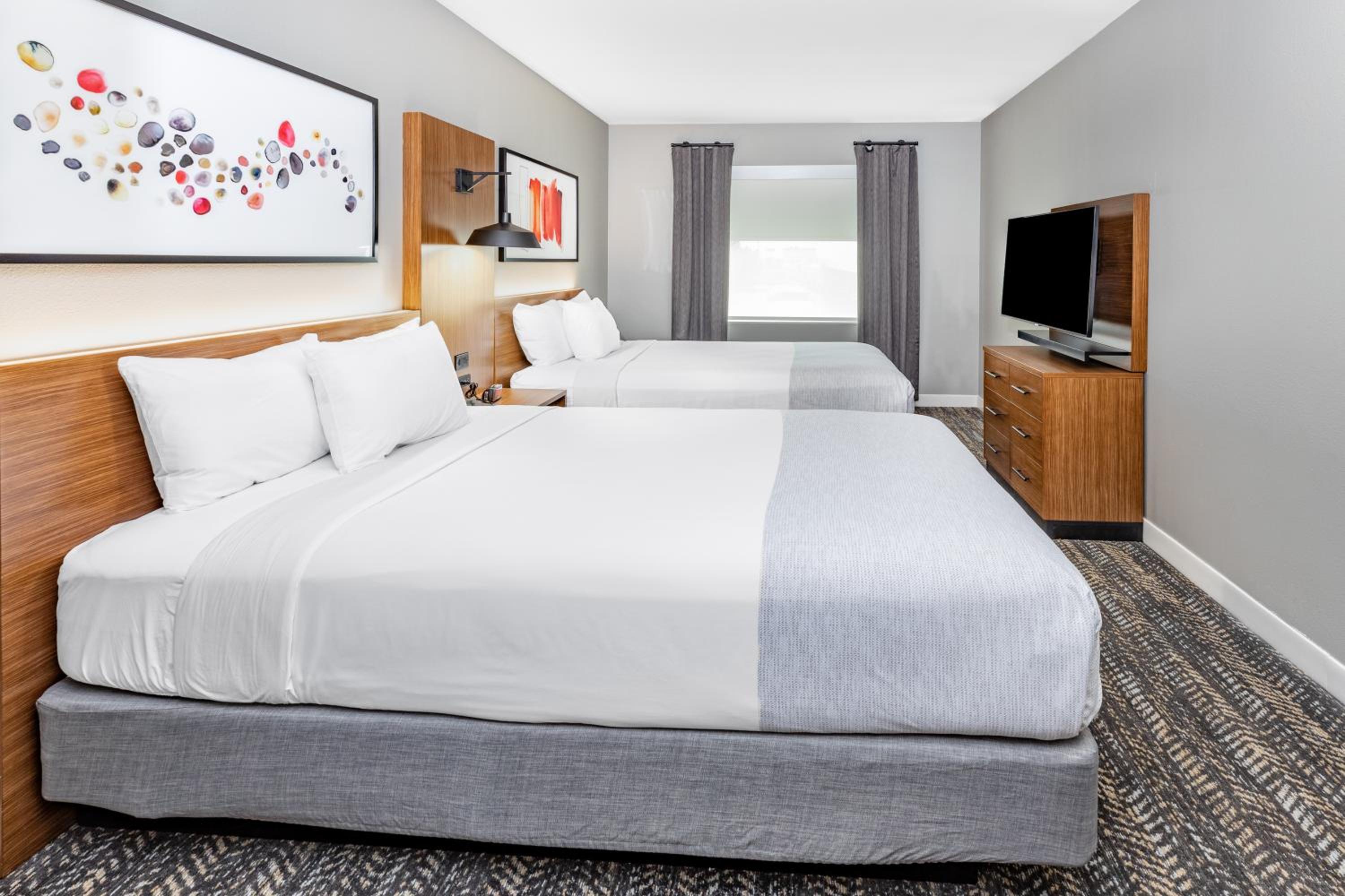 One-Bedroom suite with 2 Queen Bed,  Mobility Access, Roll-In Shower, Non-Smoking - Photo 2