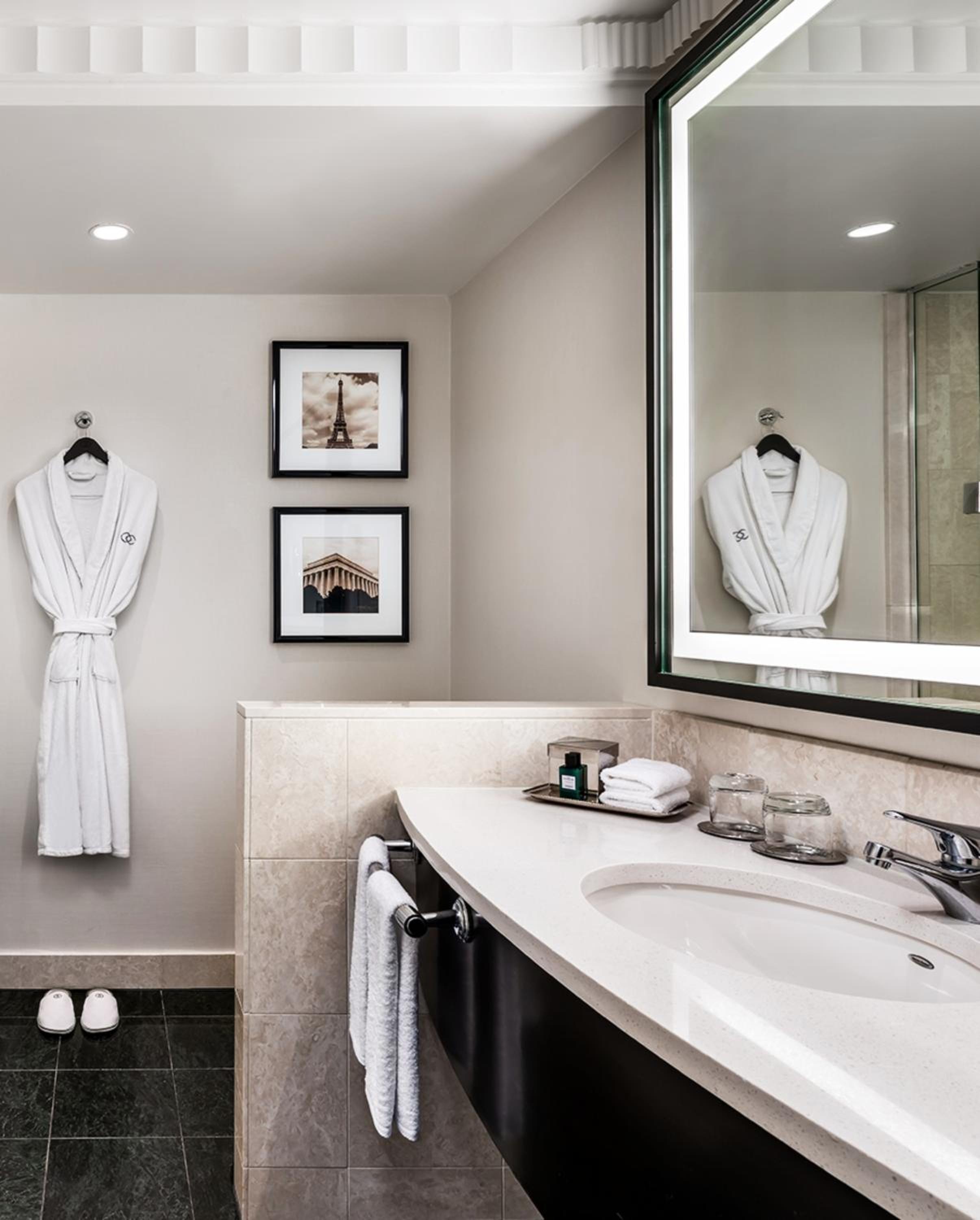 Superior King Room - Hearing Accessible - Photo 2