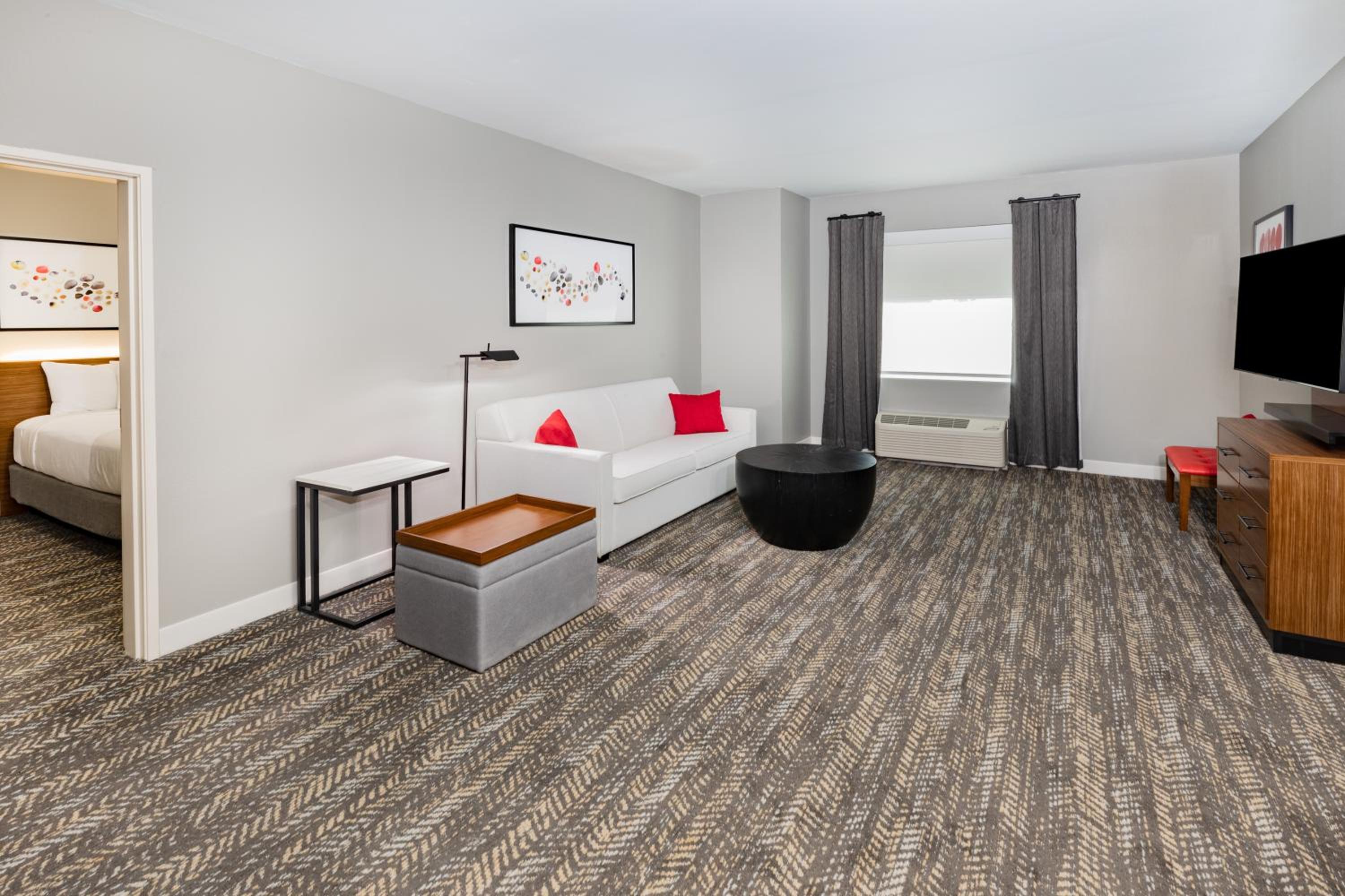 One-Bedroom Queen Suite - Non-Smoking - Photo 2
