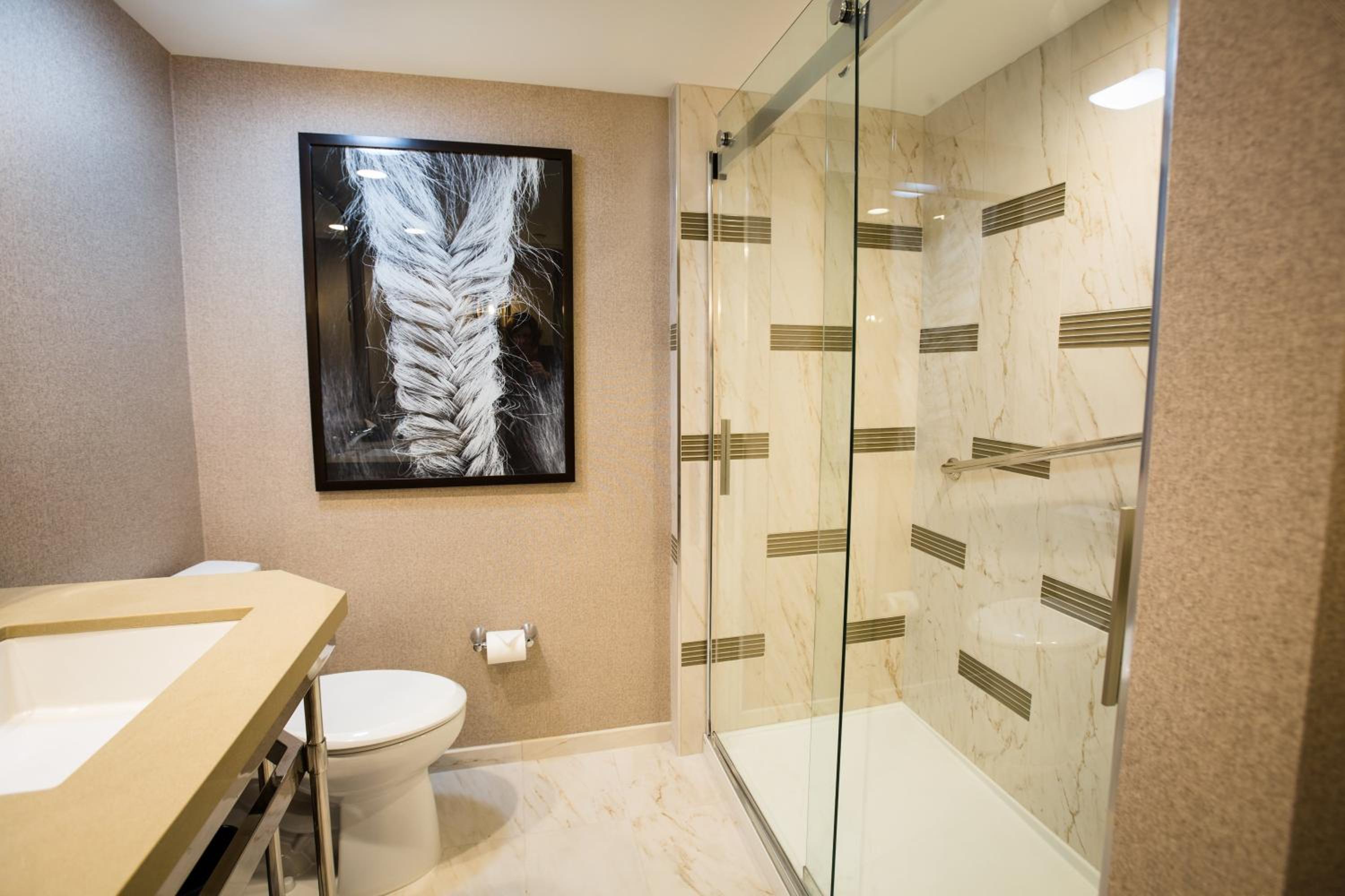 Deluxe King Room - Non-Smoking/Mobility Accessible/West Tower - Photo 2
