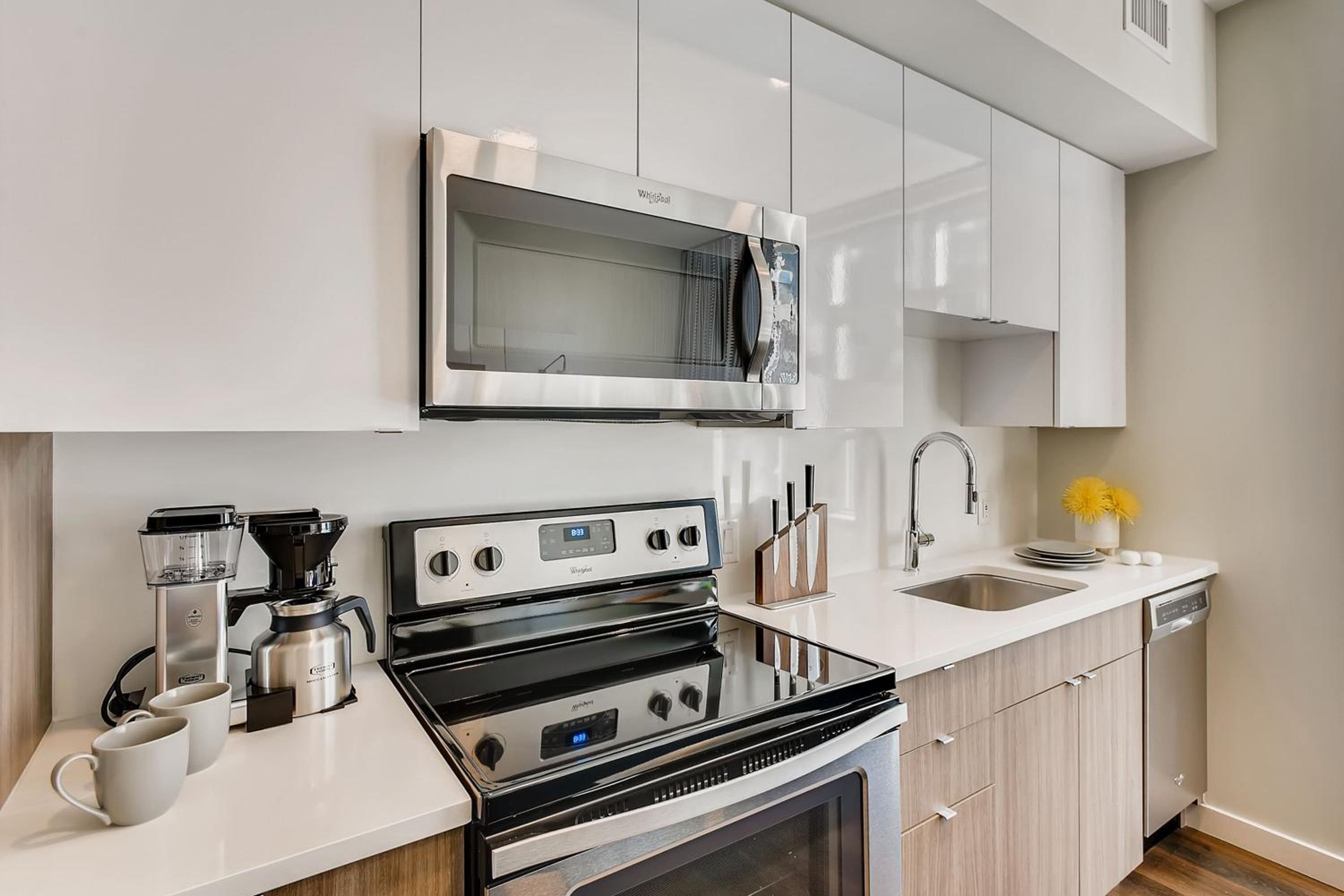 Studio Designer Furnished Apt at Union Station - Photo 3