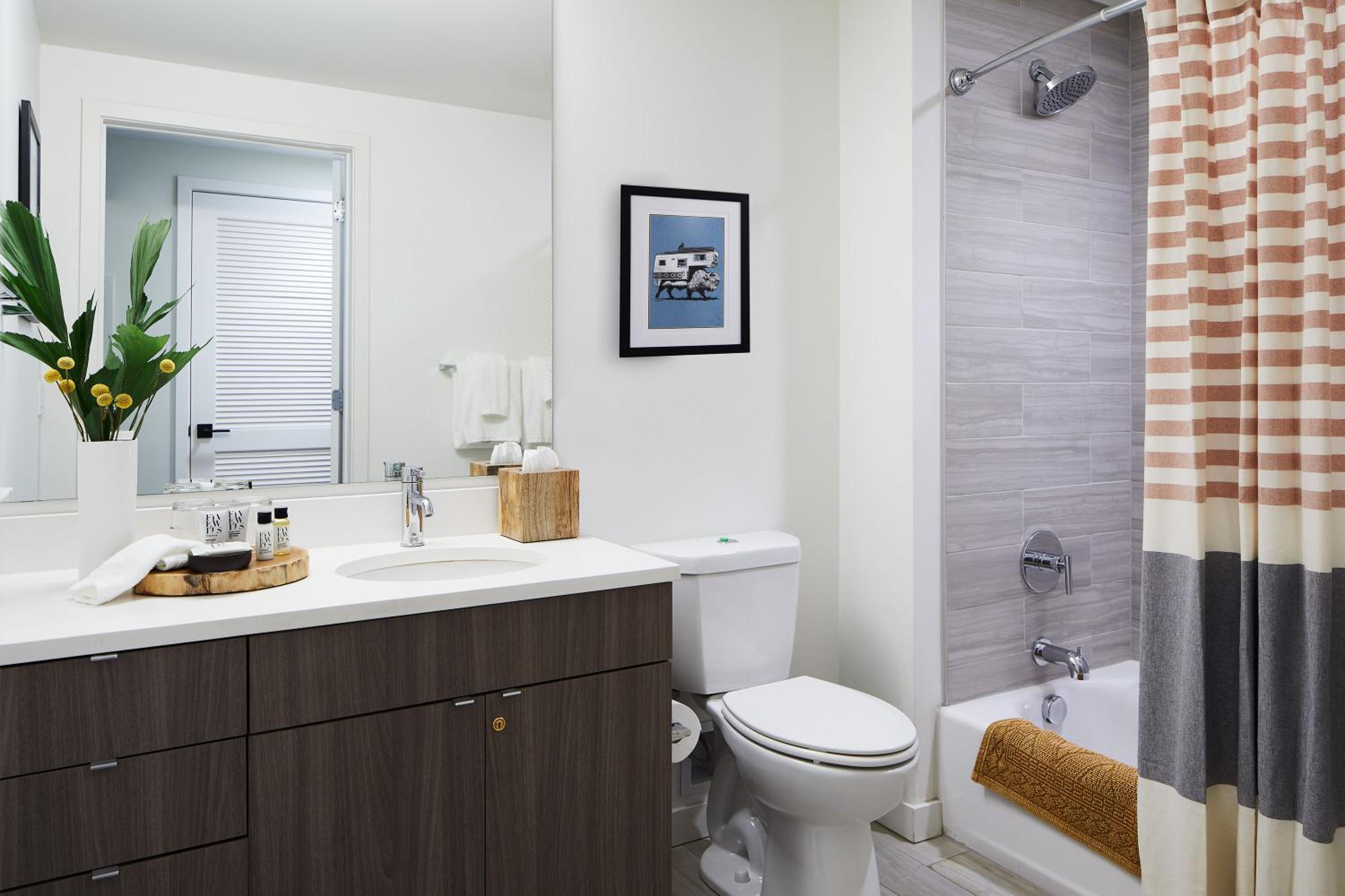 Studio Designer Furnished Apt at Union Station - Photo 7