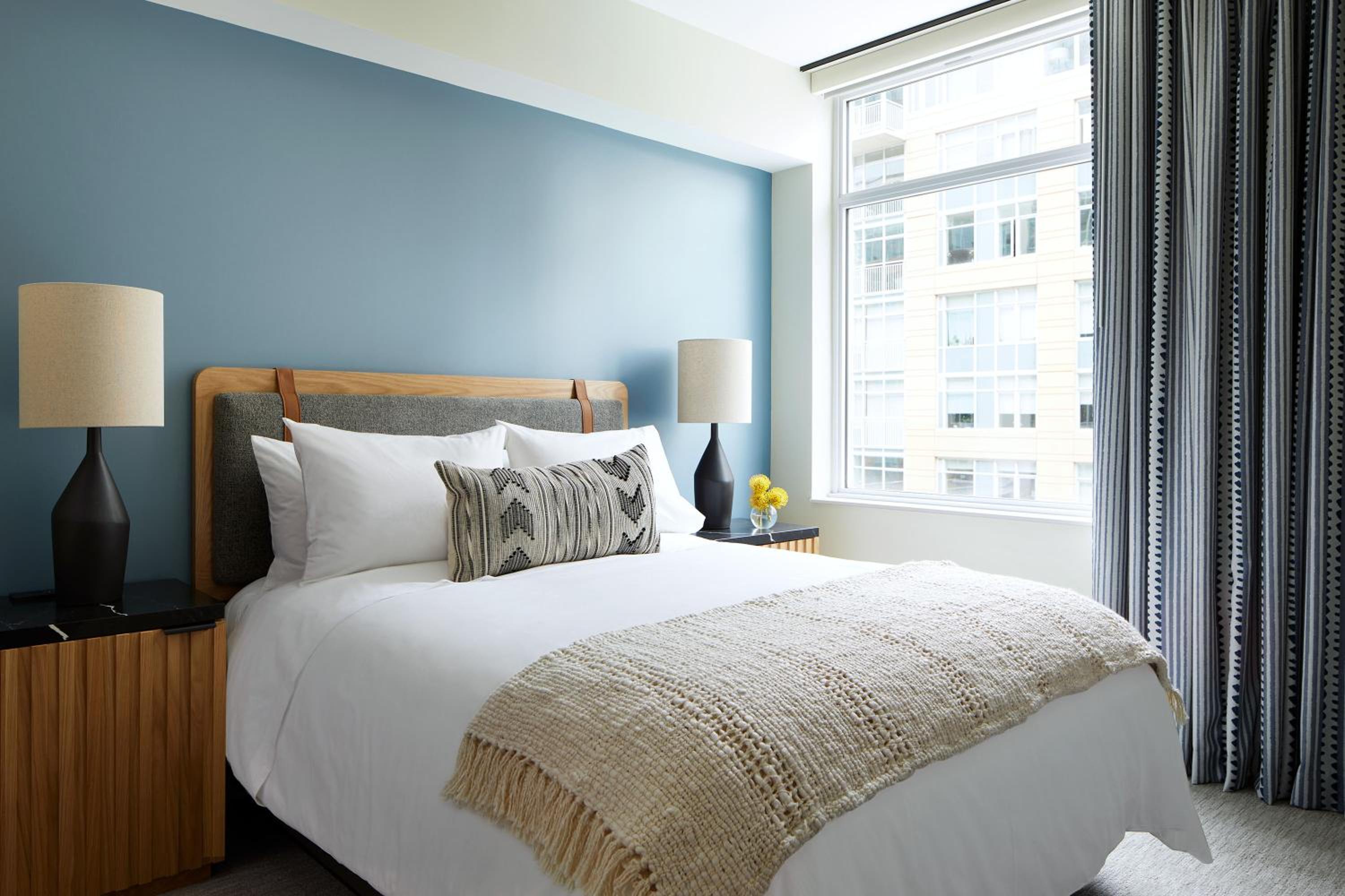 2 Bedroom Designer Furnished Apt at Union Station - Photo 6
