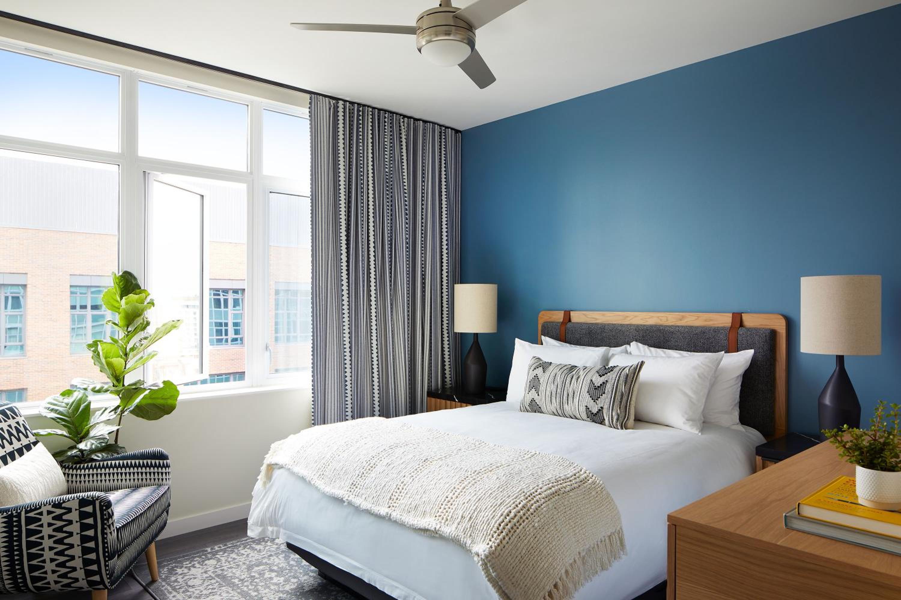1 Bedroom Designer Furnished Apt at Union Station - Photo 3