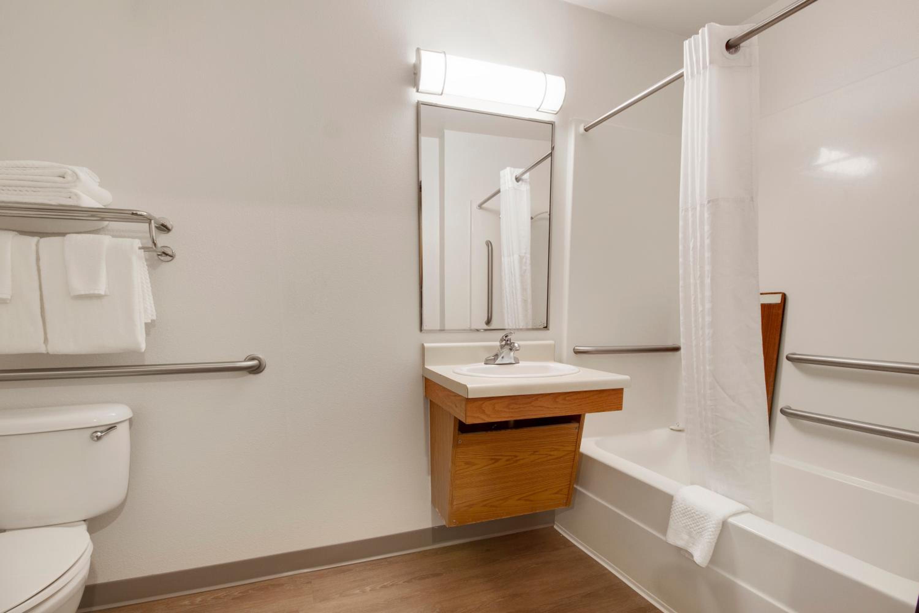 Double Room with Two Double Beds - Accessible/Non-Smoking photo 3