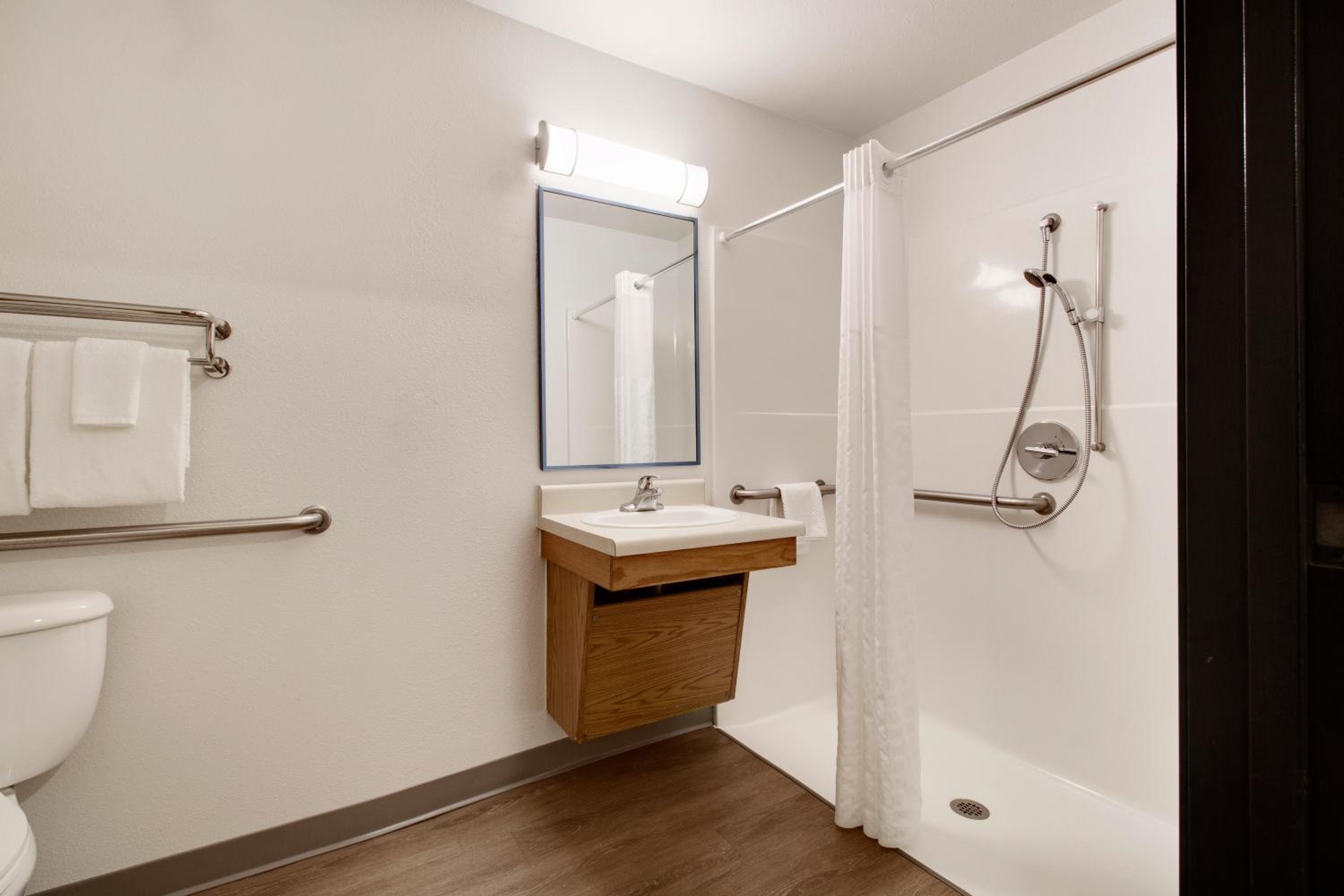 Queen Suite - Accessible/Non-Smoking photo 3