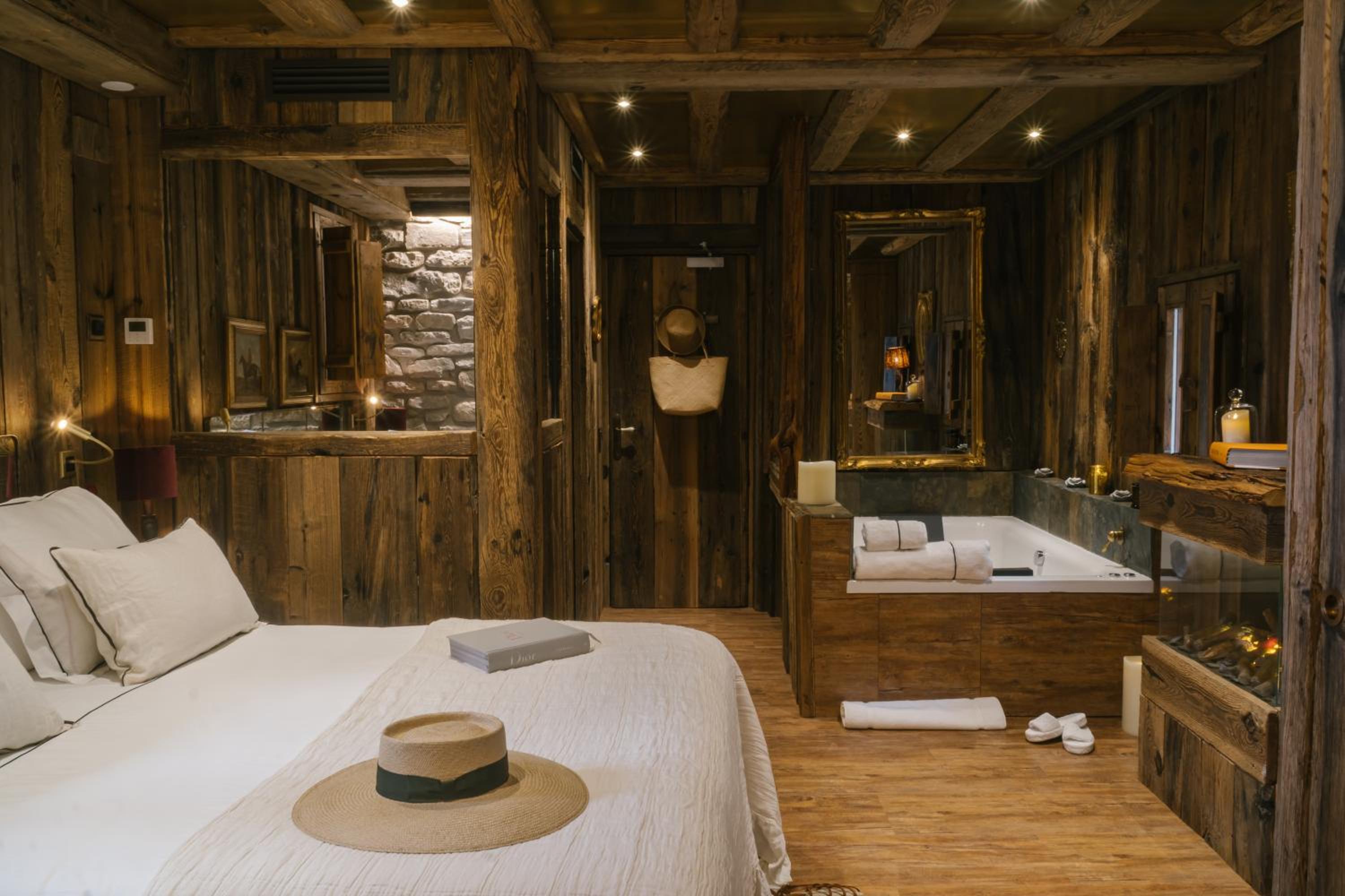 Deluxe Suite with Spa Bath