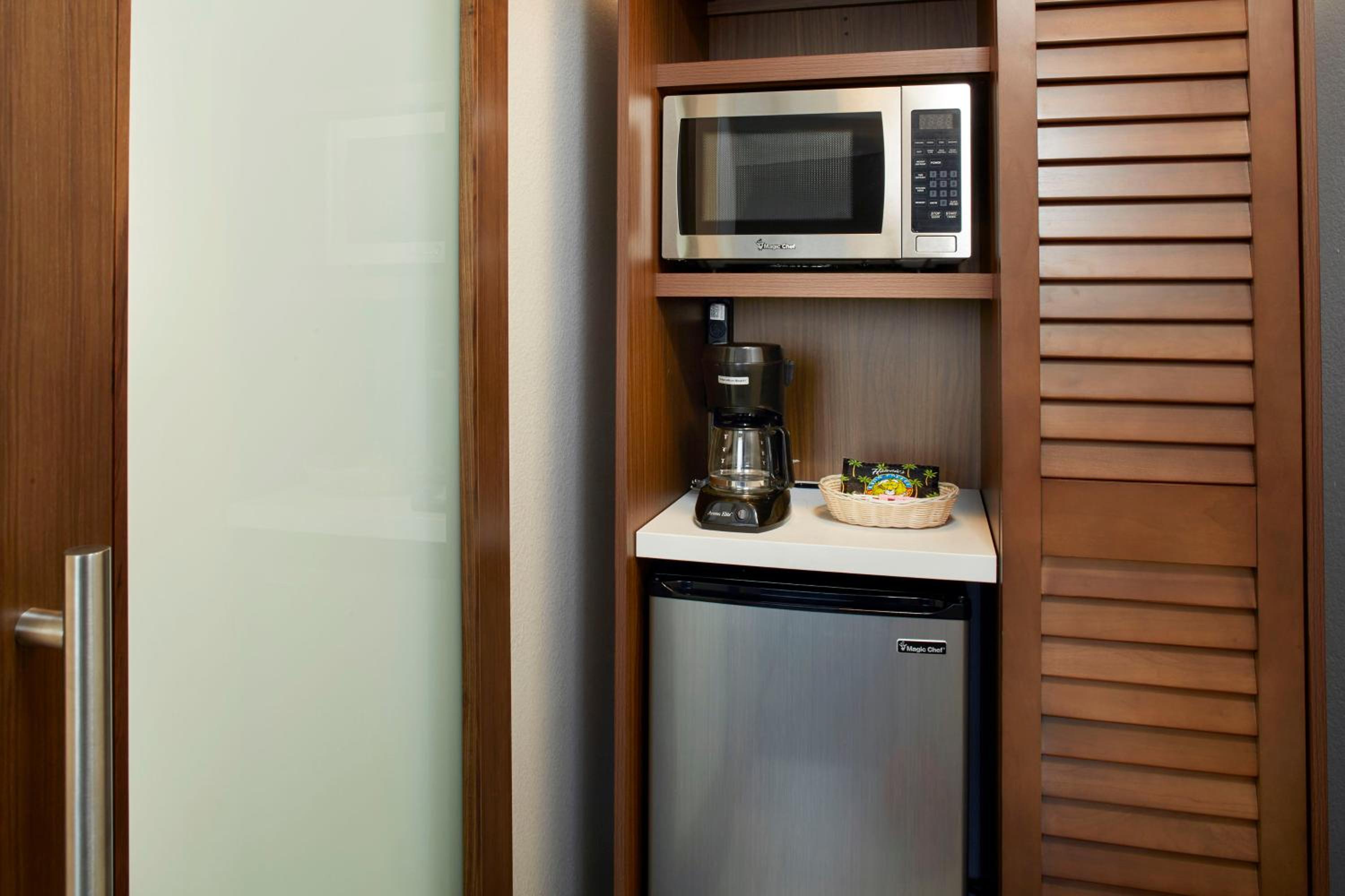 Deluxe King Room with City View - Photo 3