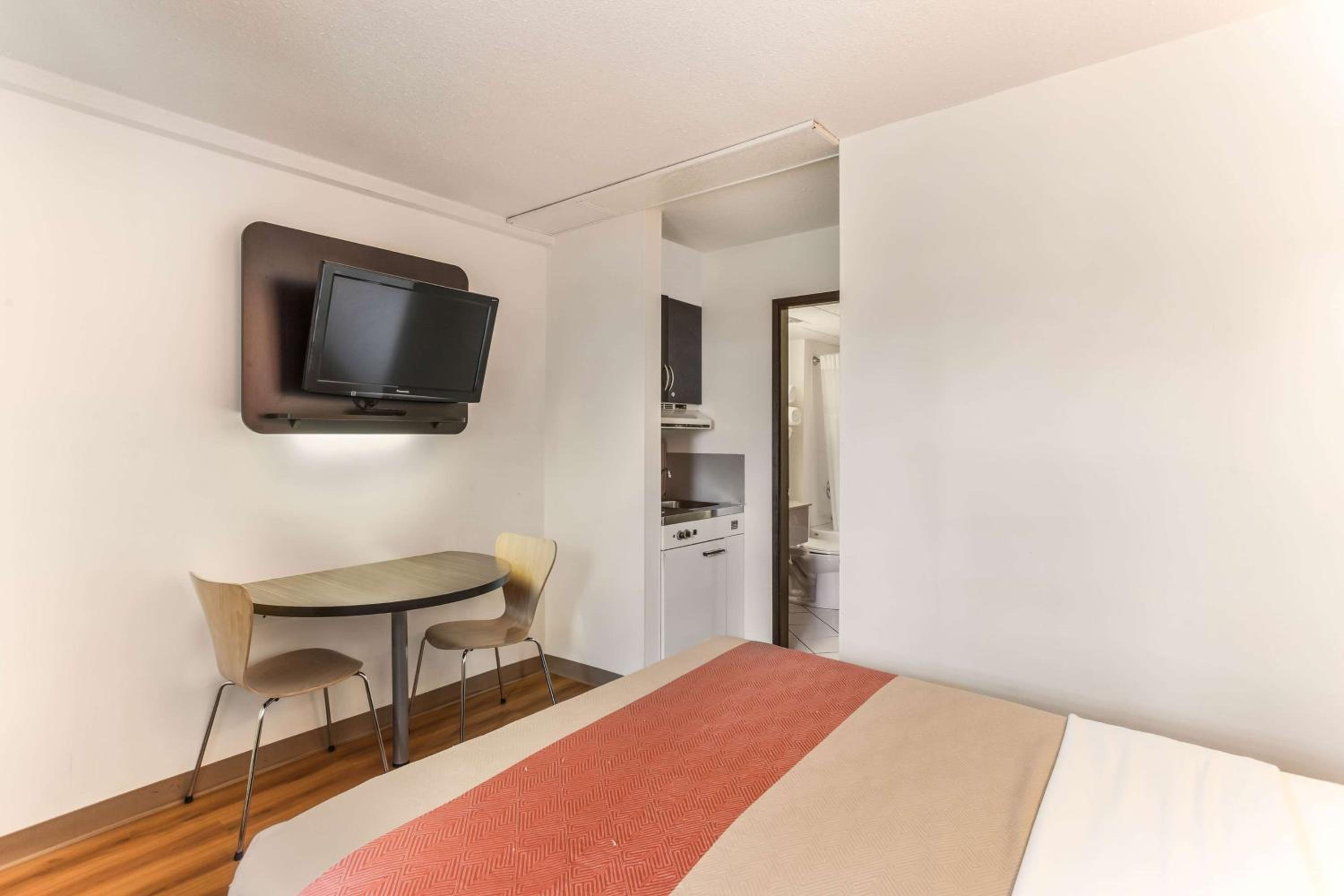 Queen Room - Disability Access - Non-Smoking