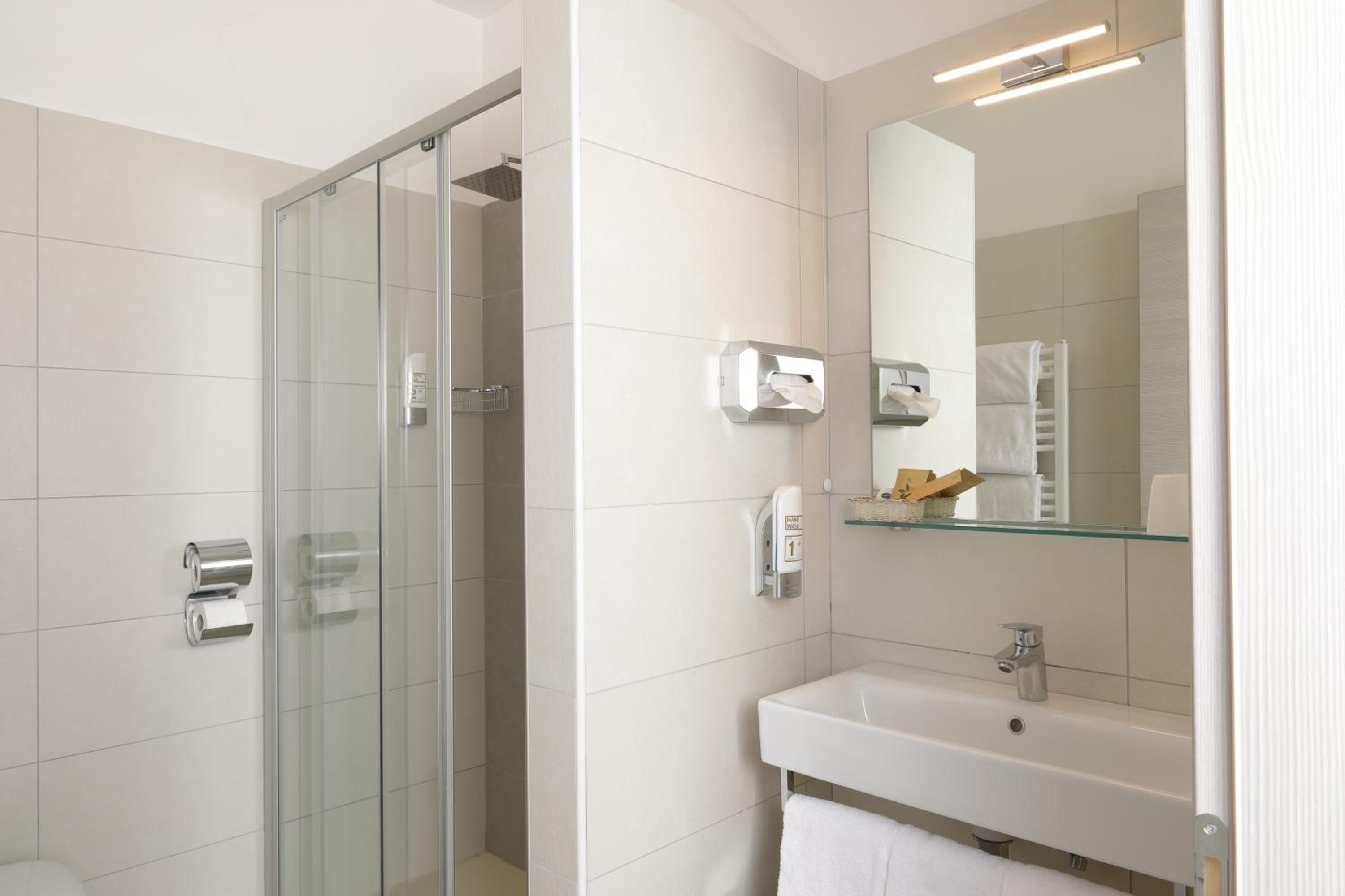 Basic Triple Room photo 3