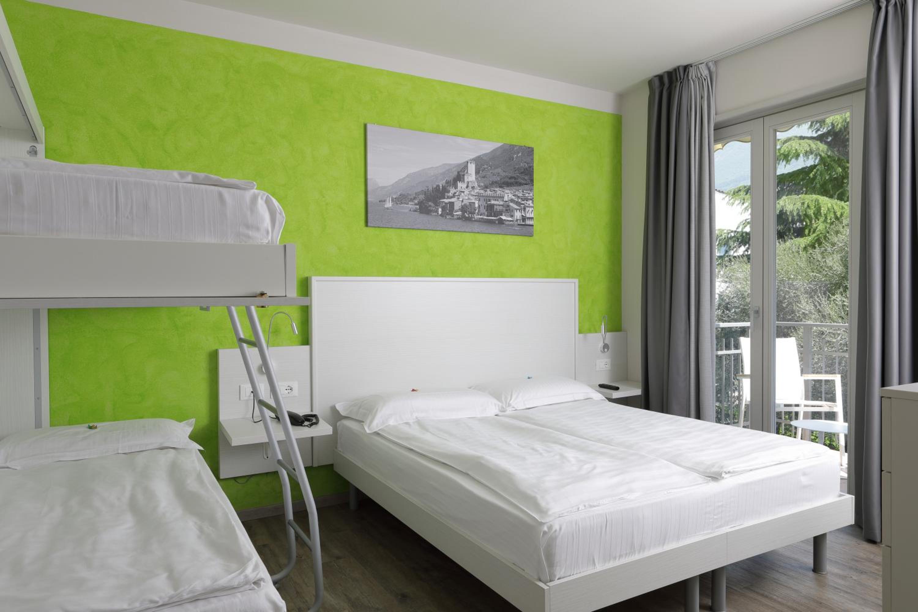 Smart Double Room with Balcony - Photo 3