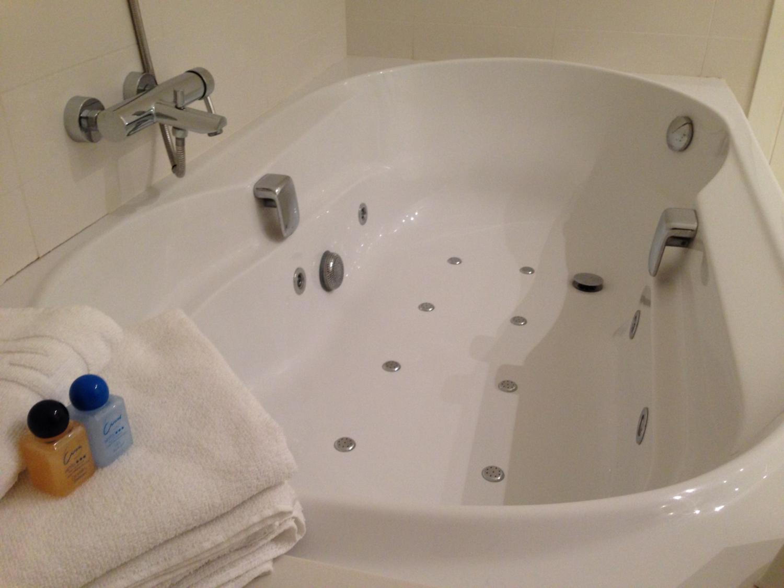 Deluxe Double or Twin Room with Spa Bath photo 3