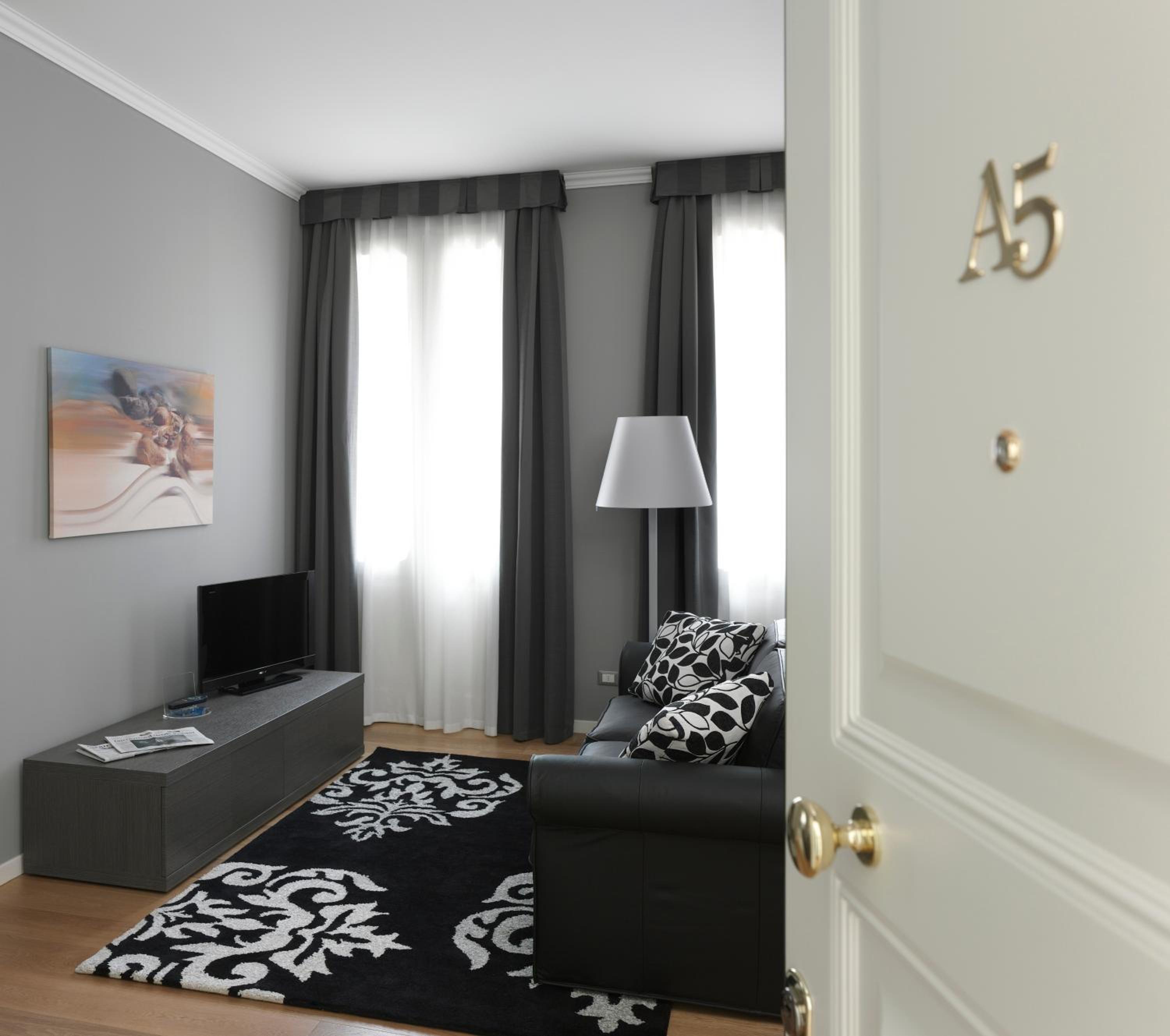 Executive Suite - Photo 2