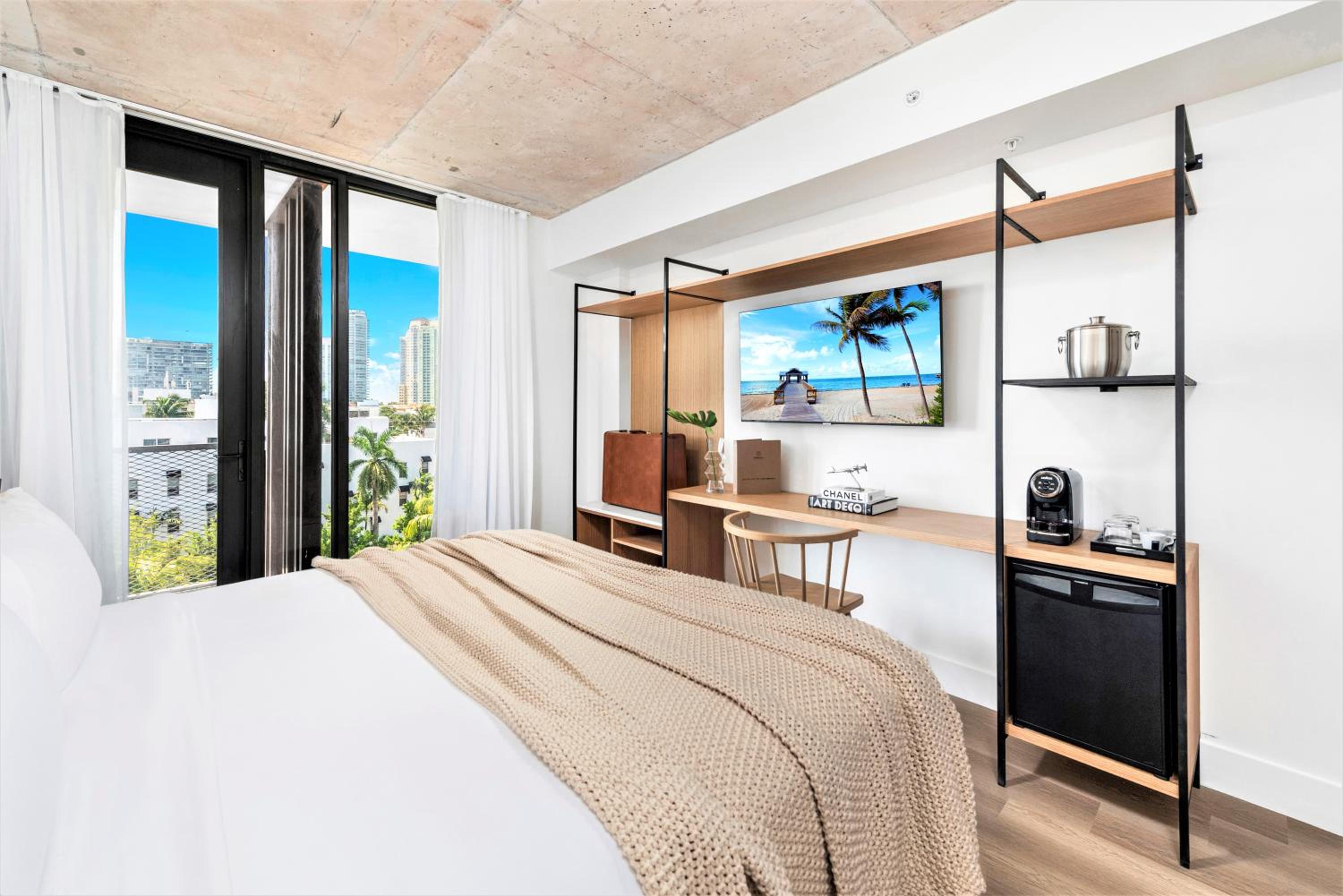 King Room with Balcony - Photo 4