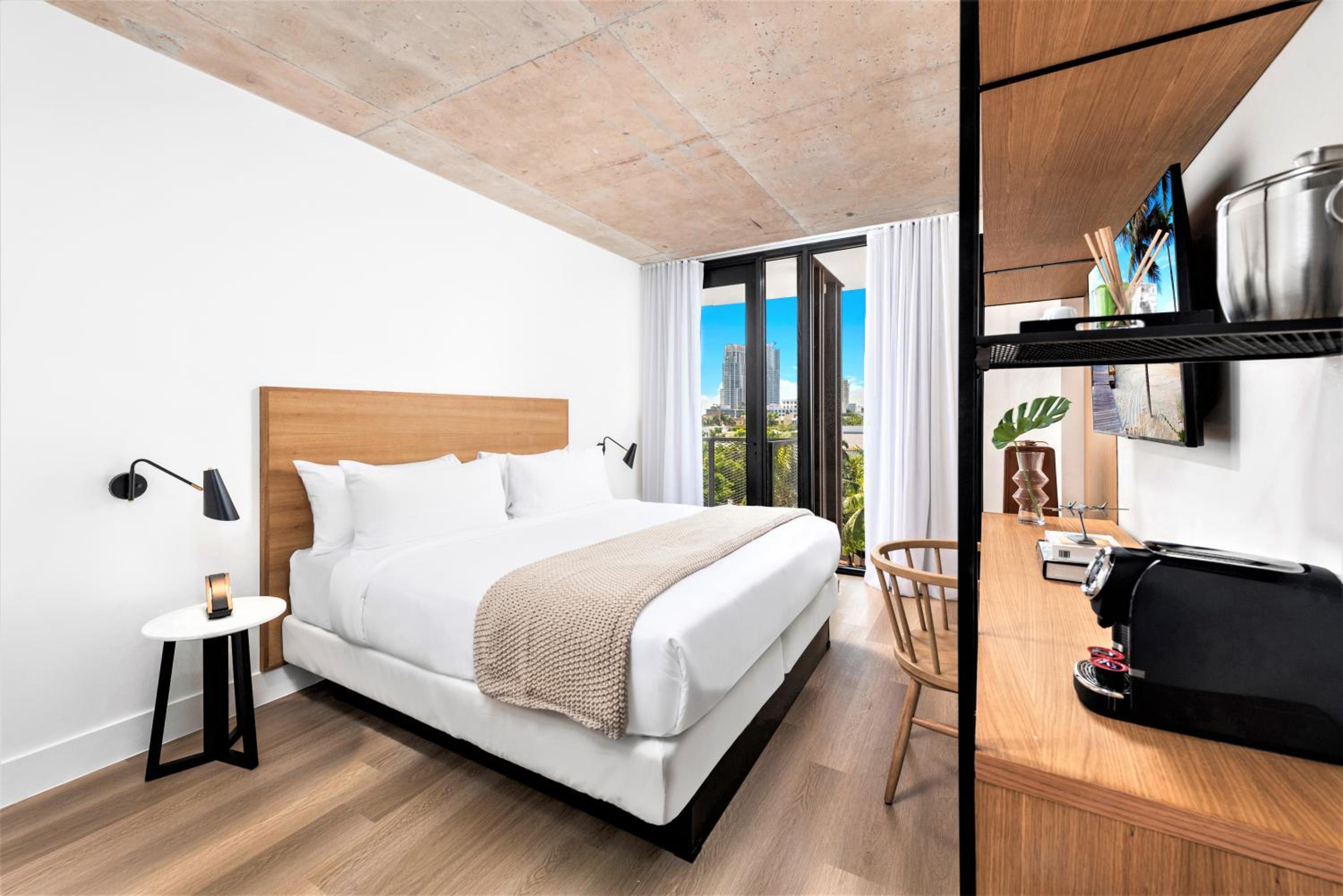 King Room with Balcony - Photo 3