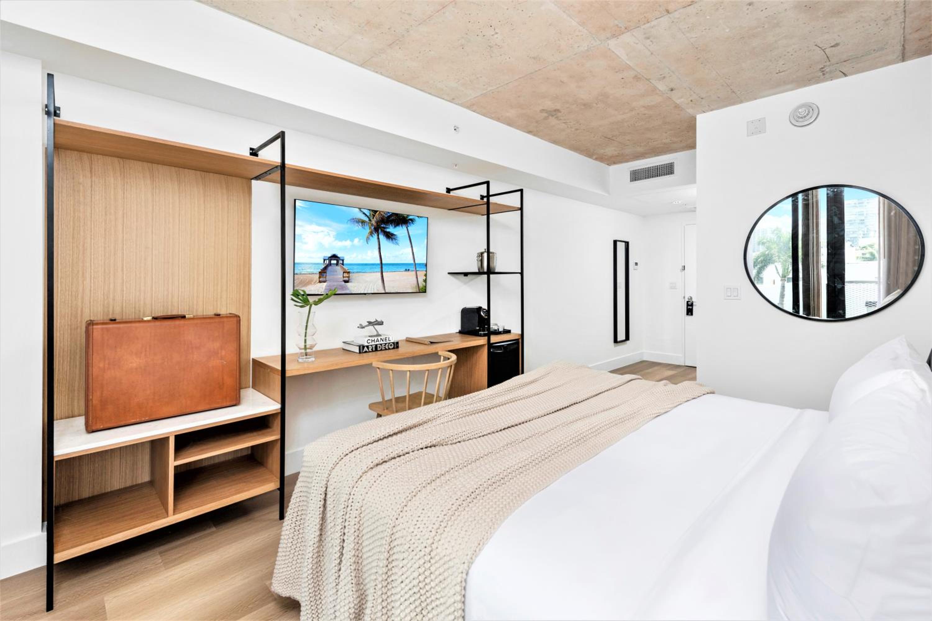 King Room with Balcony - Photo 1